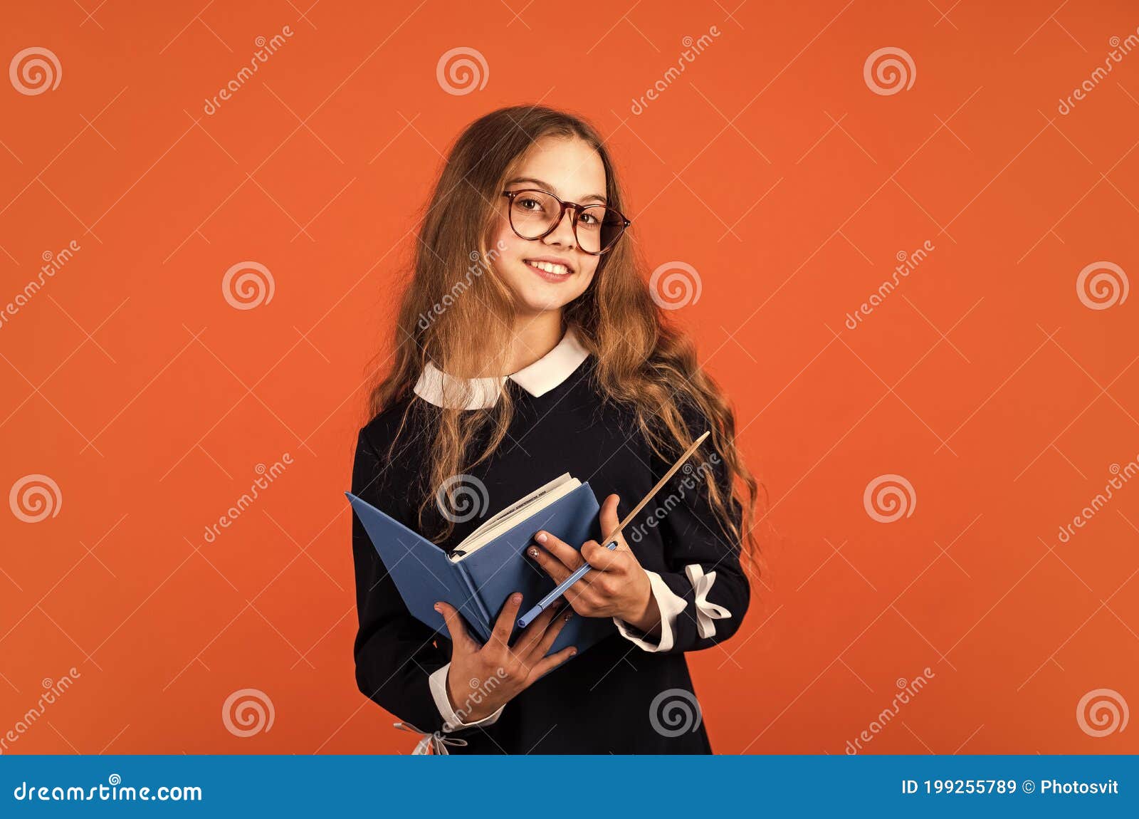 Garota Feliz Sentada Na Grama Verde Com Laptop. Iniciar. Jogo De Computador  Infantil. De Volta à Escola. Educação Online Imagem de Stock - Imagem de  laptop, surpreendido: 196903861