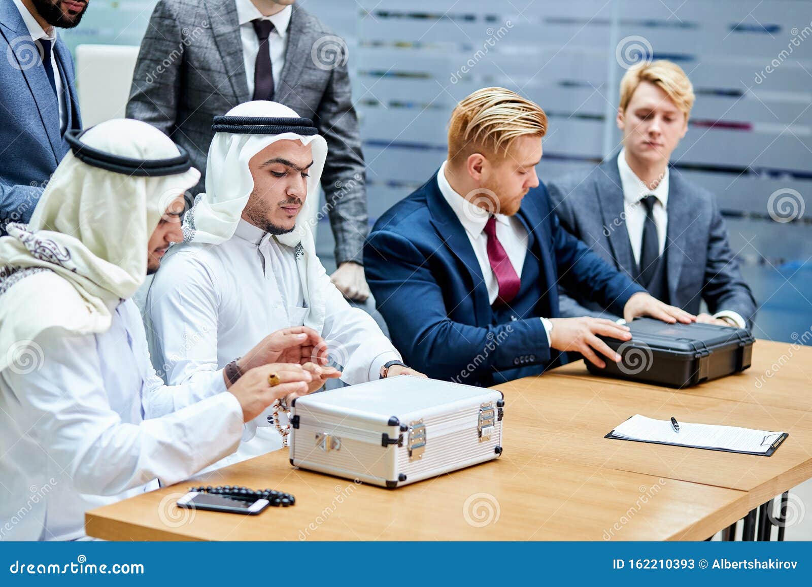 Conceito De Empresa Árabes E Caucasianos Imagem de Stock - Imagem