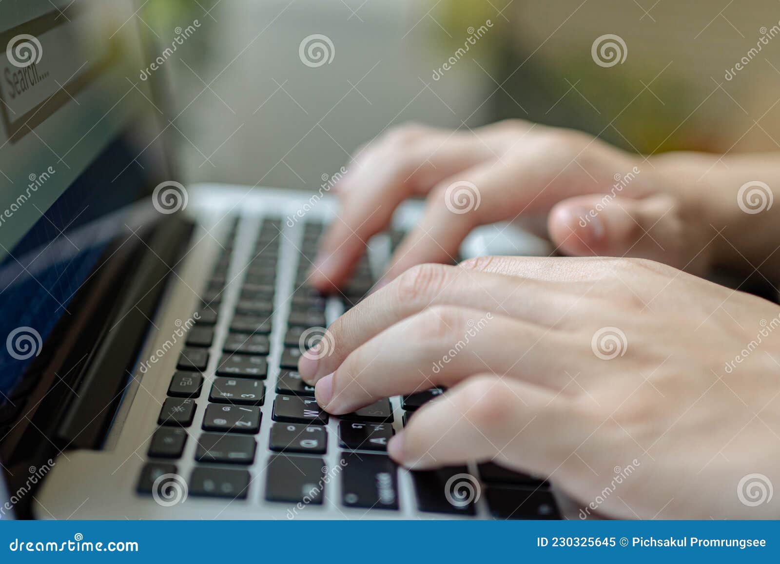 Conceito De Estudo Online a Mão Pálida De Um Homem Tentando Digitar No  Teclado Do Laptop Para Pesquisar a Definição De Algumas Pal Imagem de Stock  - Imagem de pedir, tela: 230325645