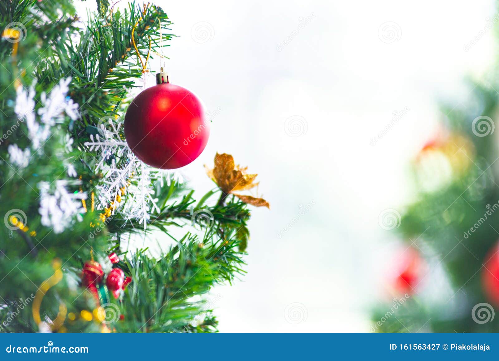 Conceito De Férias De Natal E Ano Novo Encerramento E Desfoque a Decoração  Das árvores De Natal Com Fitas Esferas E Ornamentos Imagem de Stock -  Imagem de feriado, vermelho: 161563427