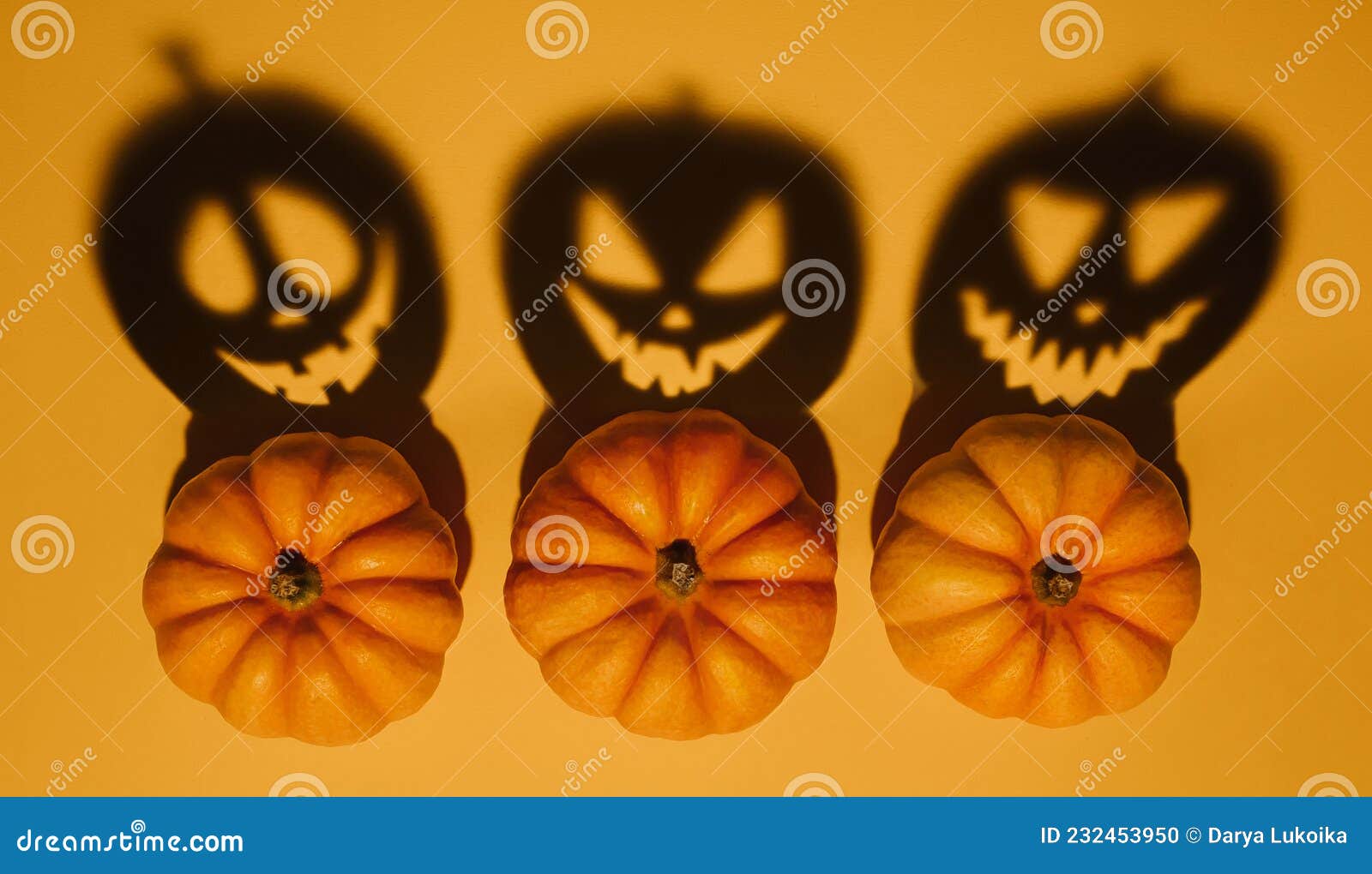 cara assustadora em um fundo laranja para o halloween. lanterna
