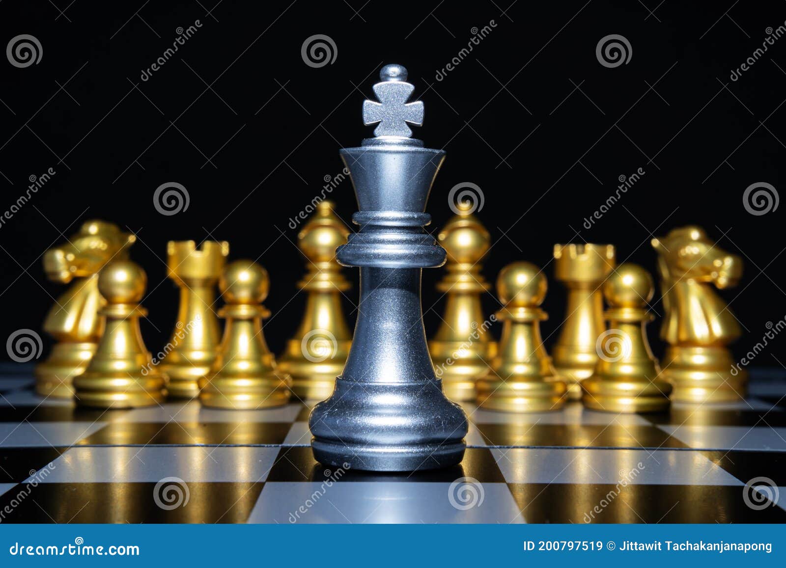Posição do rei do ouro do jogo de xadrez e fundo de prata, conceito
