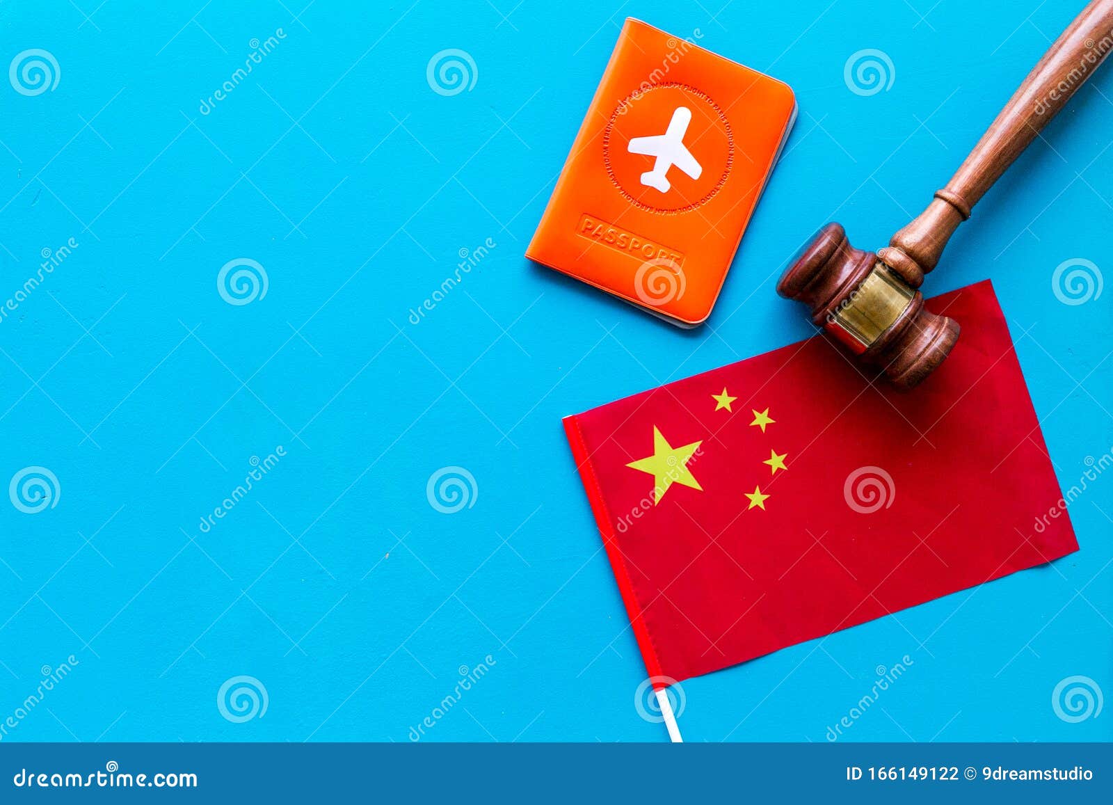 Conceito de visto para a China Bandeira chinesa perto do passaporte e martelo do juiz no espaço de cópia de cima para baixo azul. Conceito de visto para a China Bandeira chinesa perto do passaporte e martelo do juiz sobre fundo azul de cima para baixo