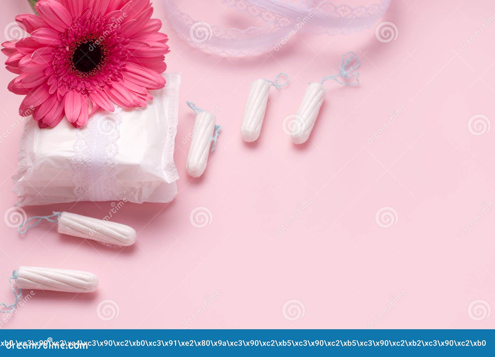 Copo menstrual branco com corações vermelhos simbolizando a menstruação em  rosa