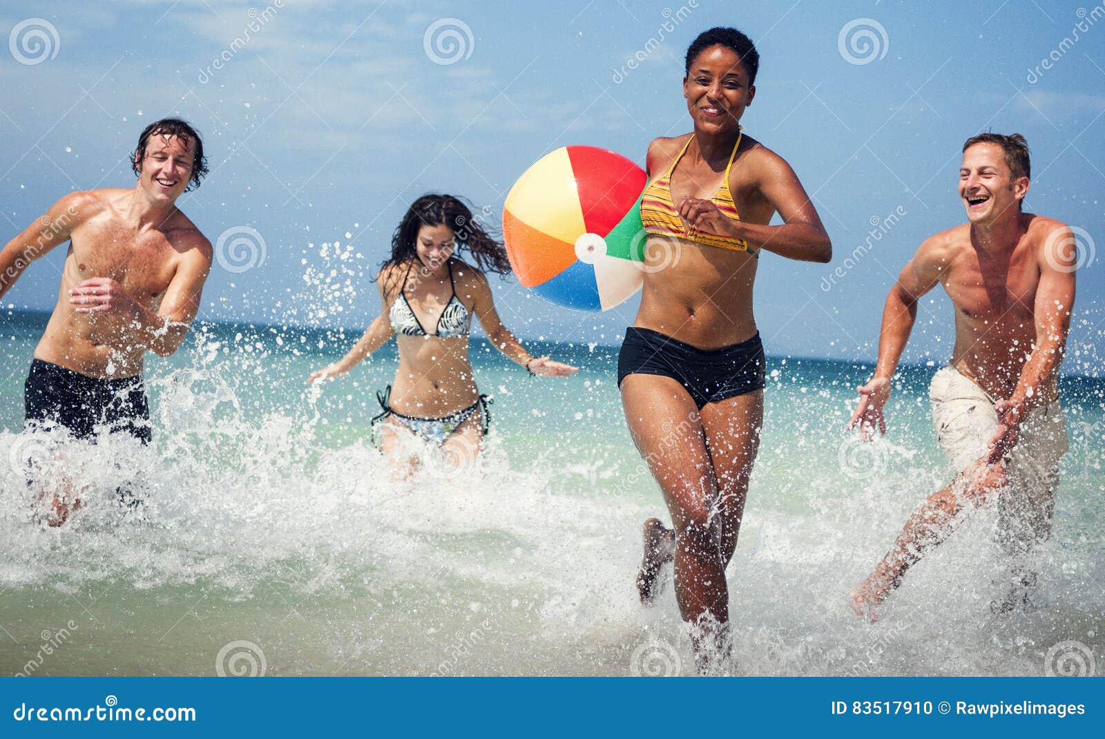 Foto De Stock Atividade De Relaxamento Na Praia, Pessoas Jogando Futebol., Royalty-Free