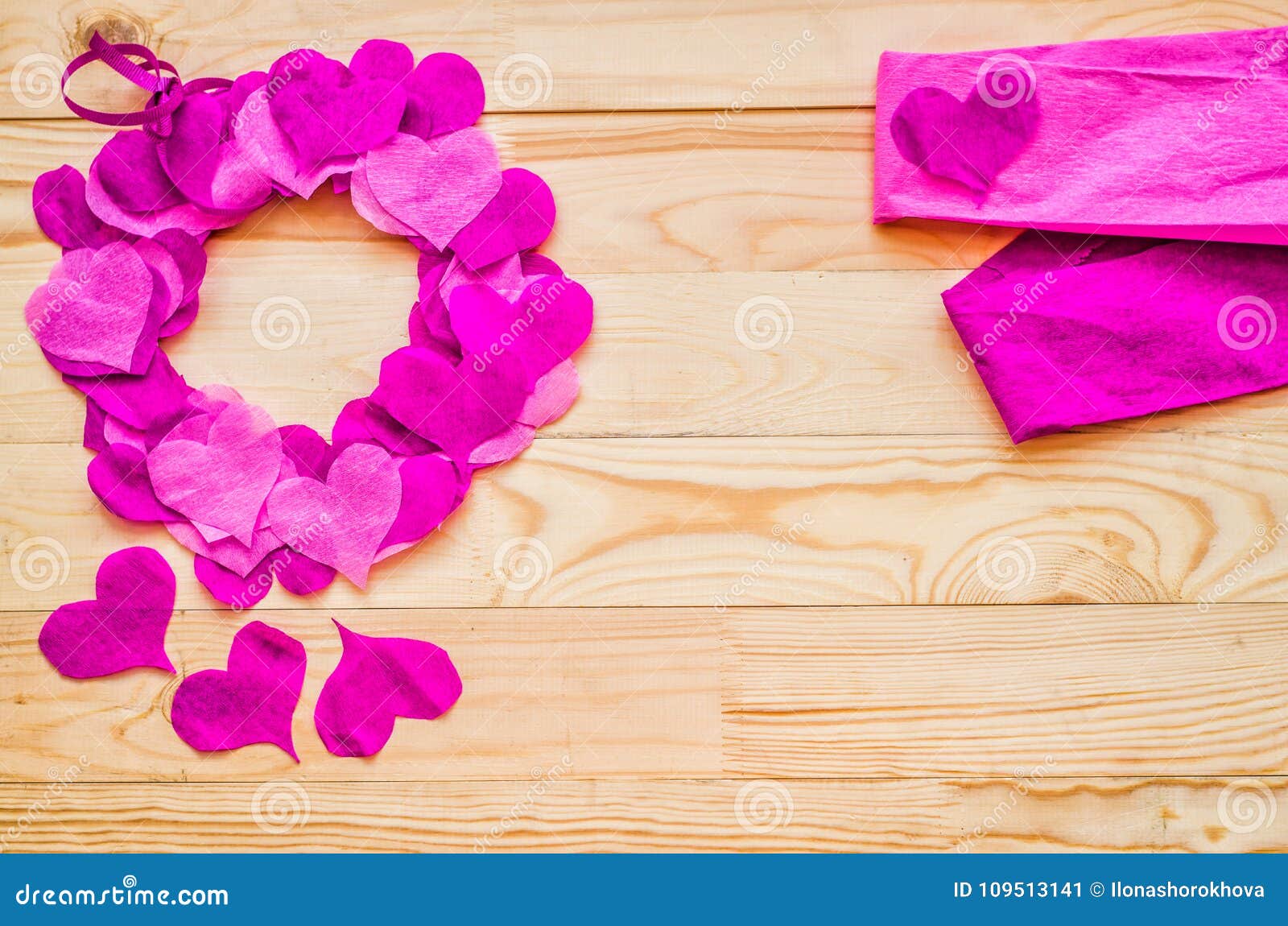 Conceito Do Dia De São Valentim Uma Grinalda Decorada Com Corações Roxos E  Cor-de-rosa Do Papel Crepom Com Papel Cor-de-rosa Com Imagem de Stock -  Imagem de fundo, presente: 109513141