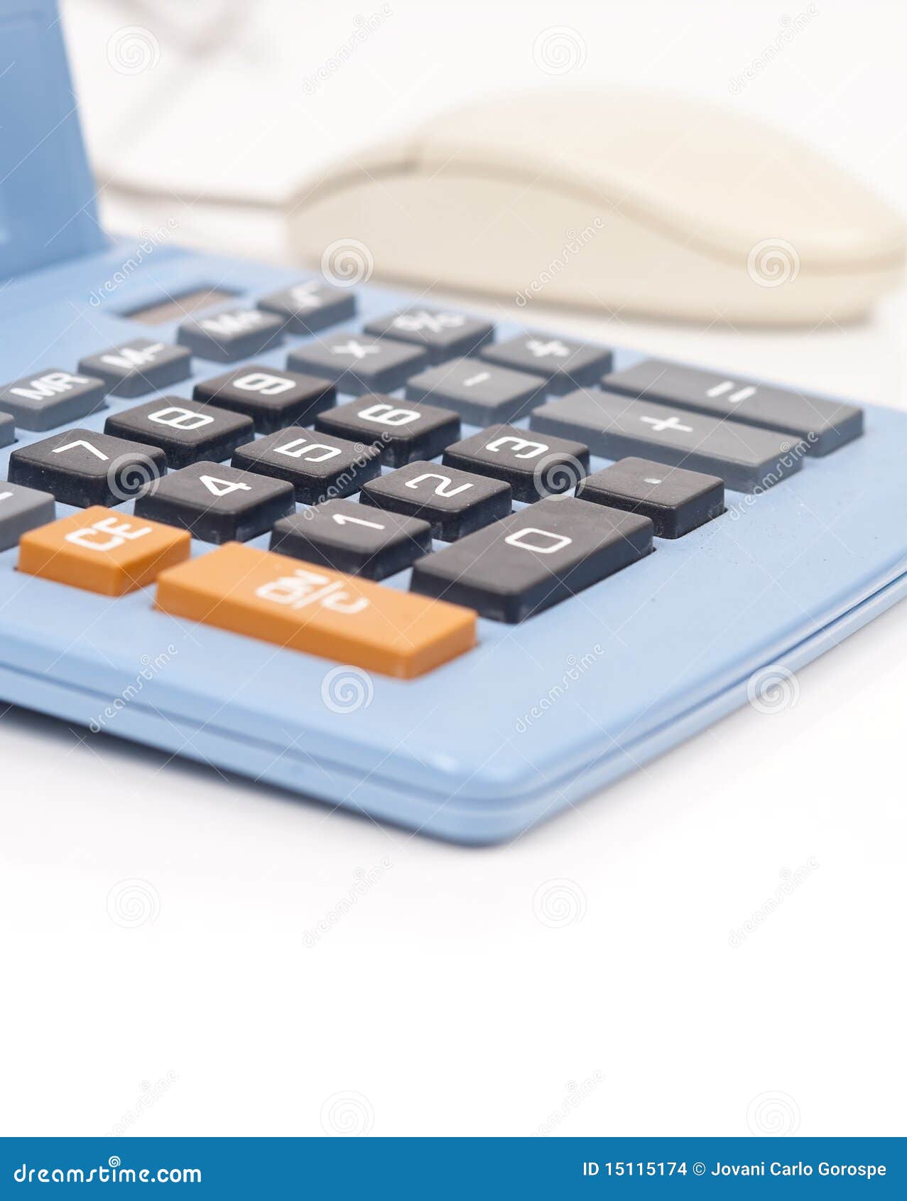Conceito em linha da operação bancária. Rato do computador ao lado da calculadora para a operação bancária ou finanças em linha