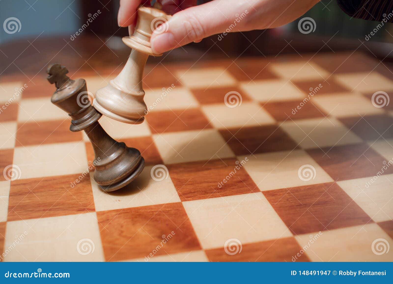 Checkmate Com Xadrez De Madeira Imagem de Stock - Imagem de
