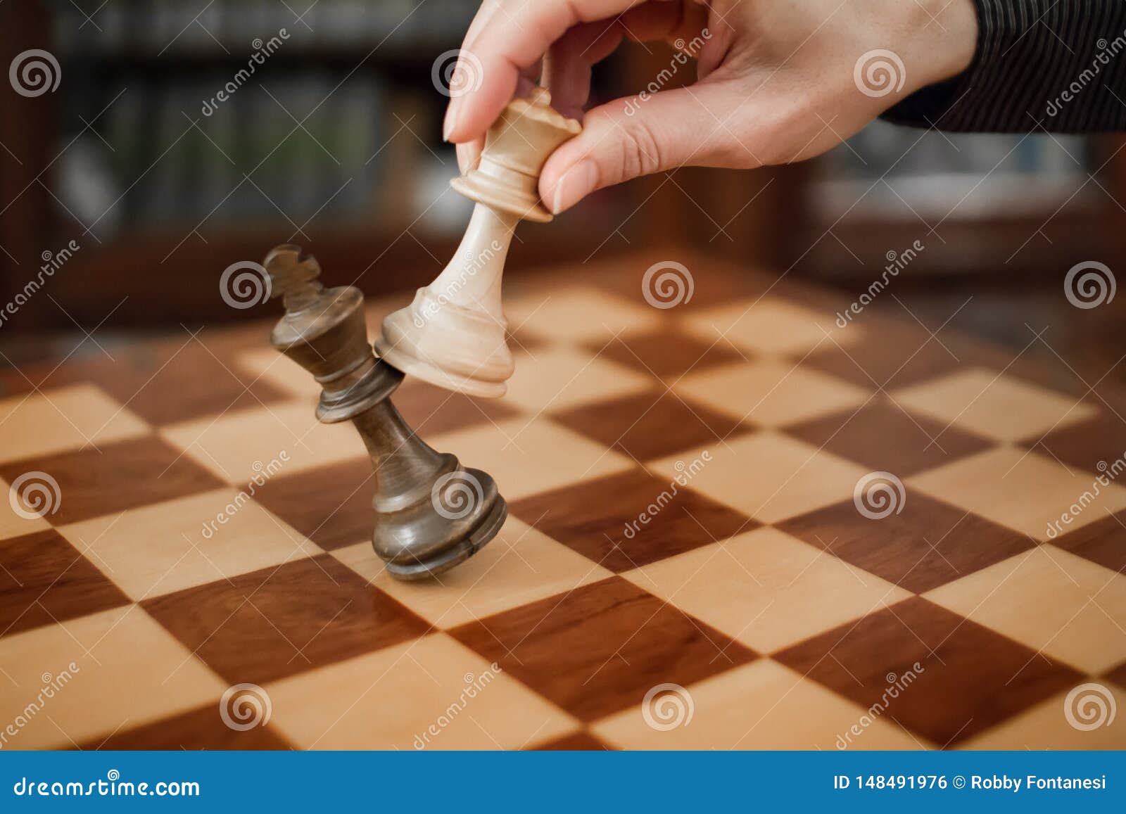 Checkmate Com Xadrez De Madeira Imagem de Stock - Imagem de