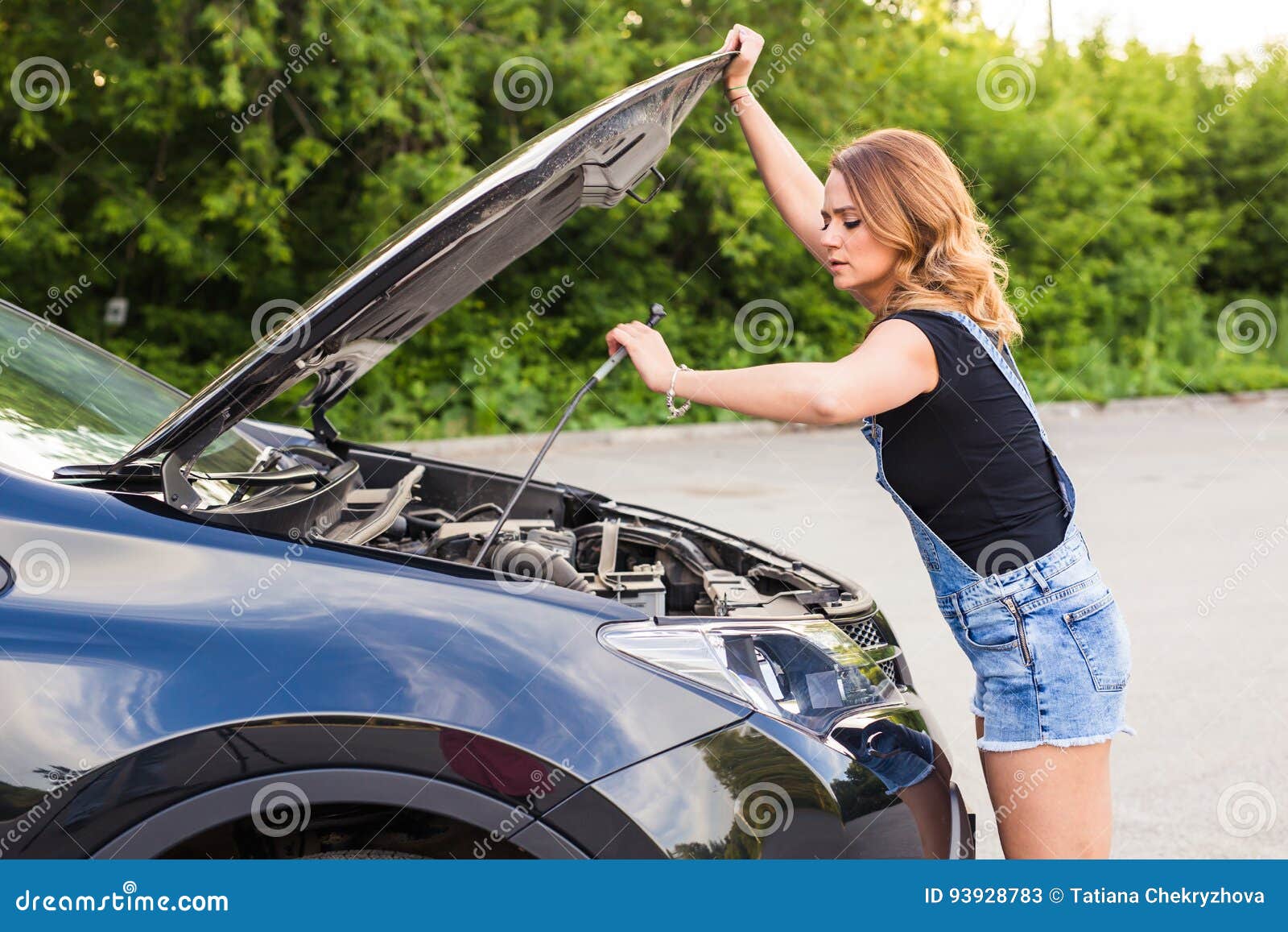 Похожим на женский капот. Открытый капот машины. Женщина на капоте. Девушка и открытый капот. Девушка открывает капот авто.