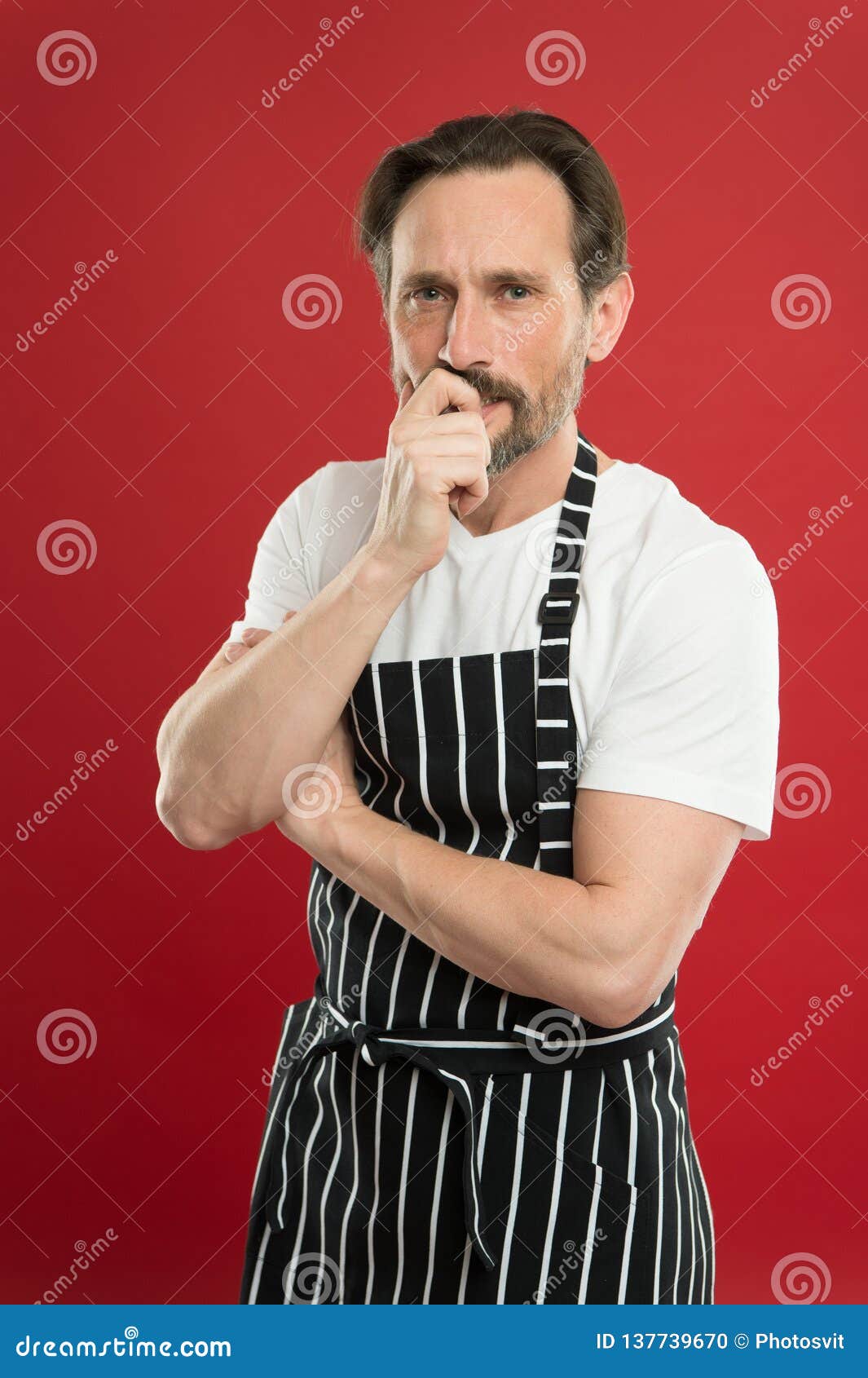 Qualifié Et Sûr Tablier De Port De Bavoir De Cuisinier Supérieur Homme Mûr  Barbu Dans Le Tablier Rayé Personne Mûre Dans La Cuiss Photo stock - Image  du housekeep, cuisine: 137982978