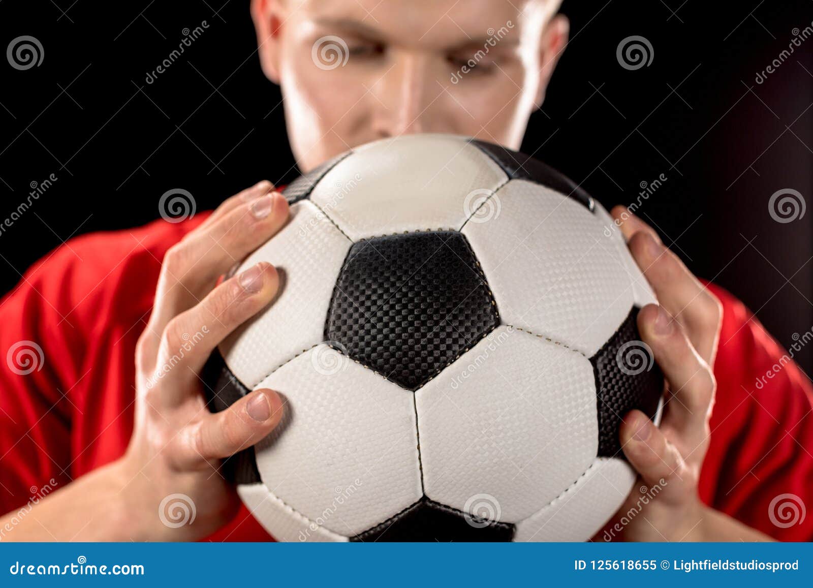 Голова мяч футбол. Мяч в руках. Футбольный мяч в руках. Футбол с мячом в руках. Рука держит мяч.