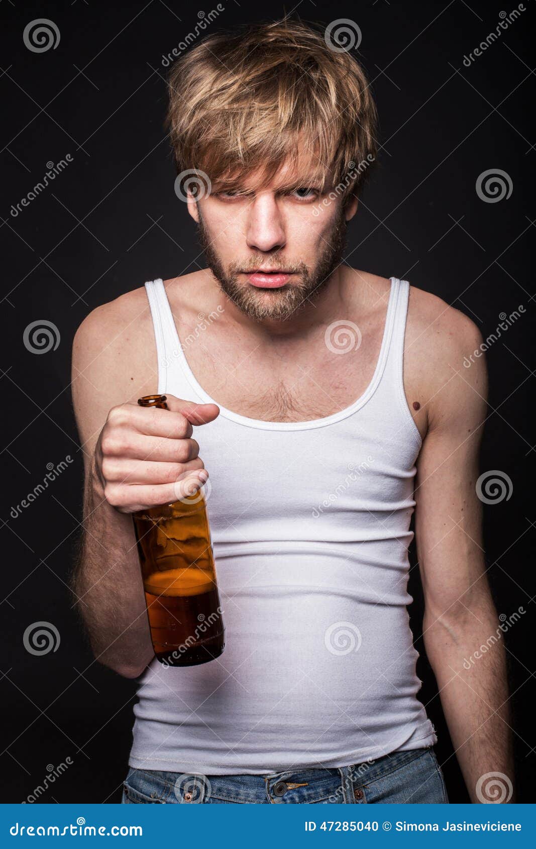 Concept Alcoholverslaving Kater Na Partij Stock Foto Image of alleen
