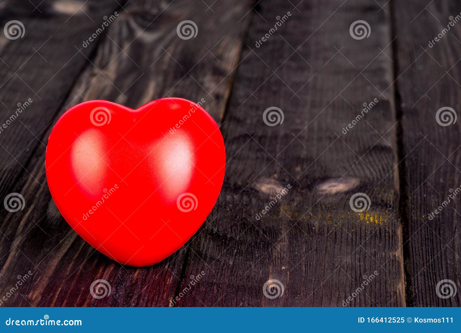 Concept D Amour Coeur Rouge Mou Antistress Sur Une Table En Bois Sombre Image Stock Image Du Anti Fermer Concept D Amour Coeur Rouge Mou Antistress Sur Une Table En Bois Sombre Image Stock Image Du Anti Fermer