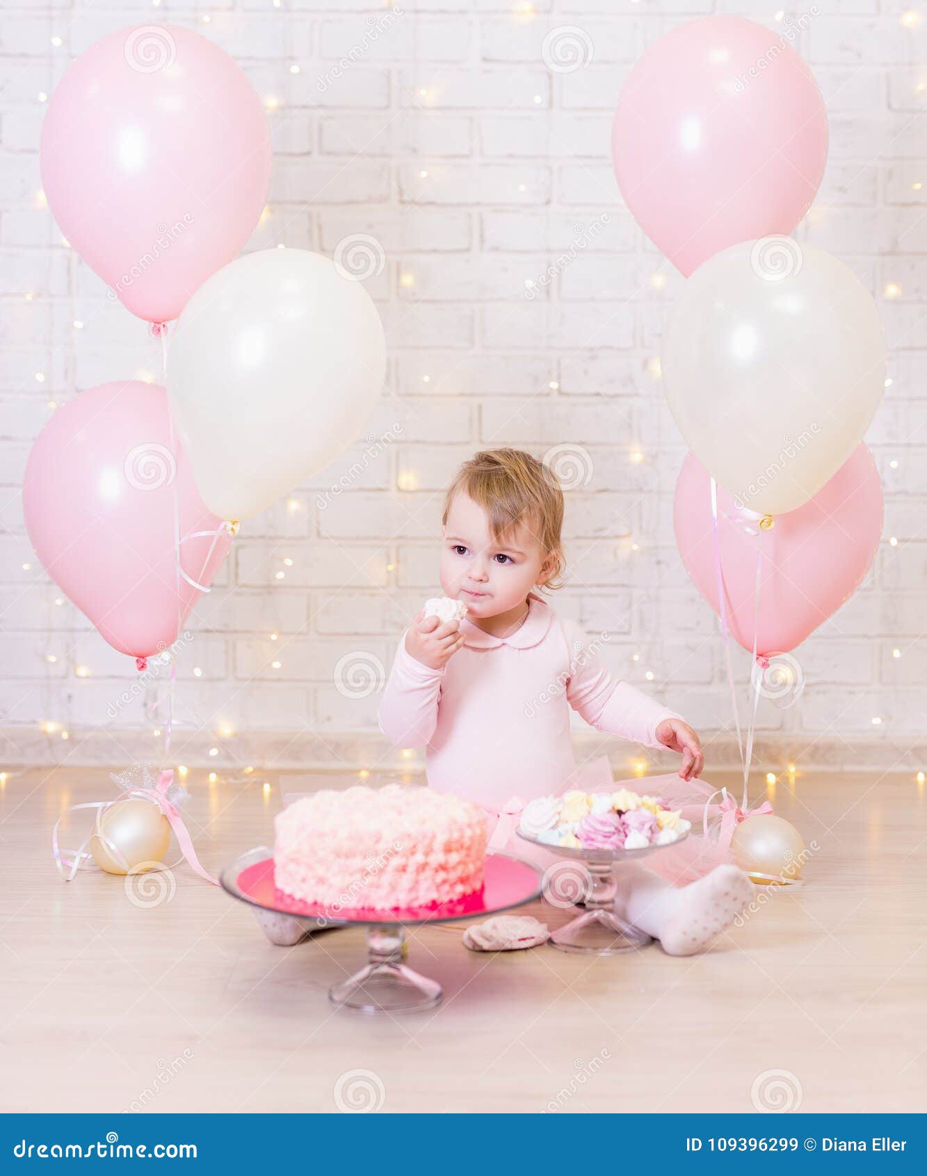 Concept De Fete D Anniversaire Petite Fille Mangeant Le Gateau Au Dessus Du Mur De Briques Image Stock Image Du Briques Petite Concept De Fete D Anniversaire Petite Fille Mangeant Le Gateau Au Dessus Du Mur De Briques Image Stock Image Du Briques Petite