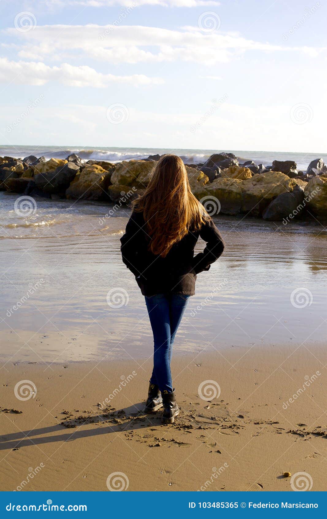 Concept De Femme De Solitude Et De Tristesse Devant L Ocean Image Stock Image Du Automne Pensez Concept De Femme De Solitude Et De Tristesse Devant L Ocean Image Stock Image Du Automne Pensez