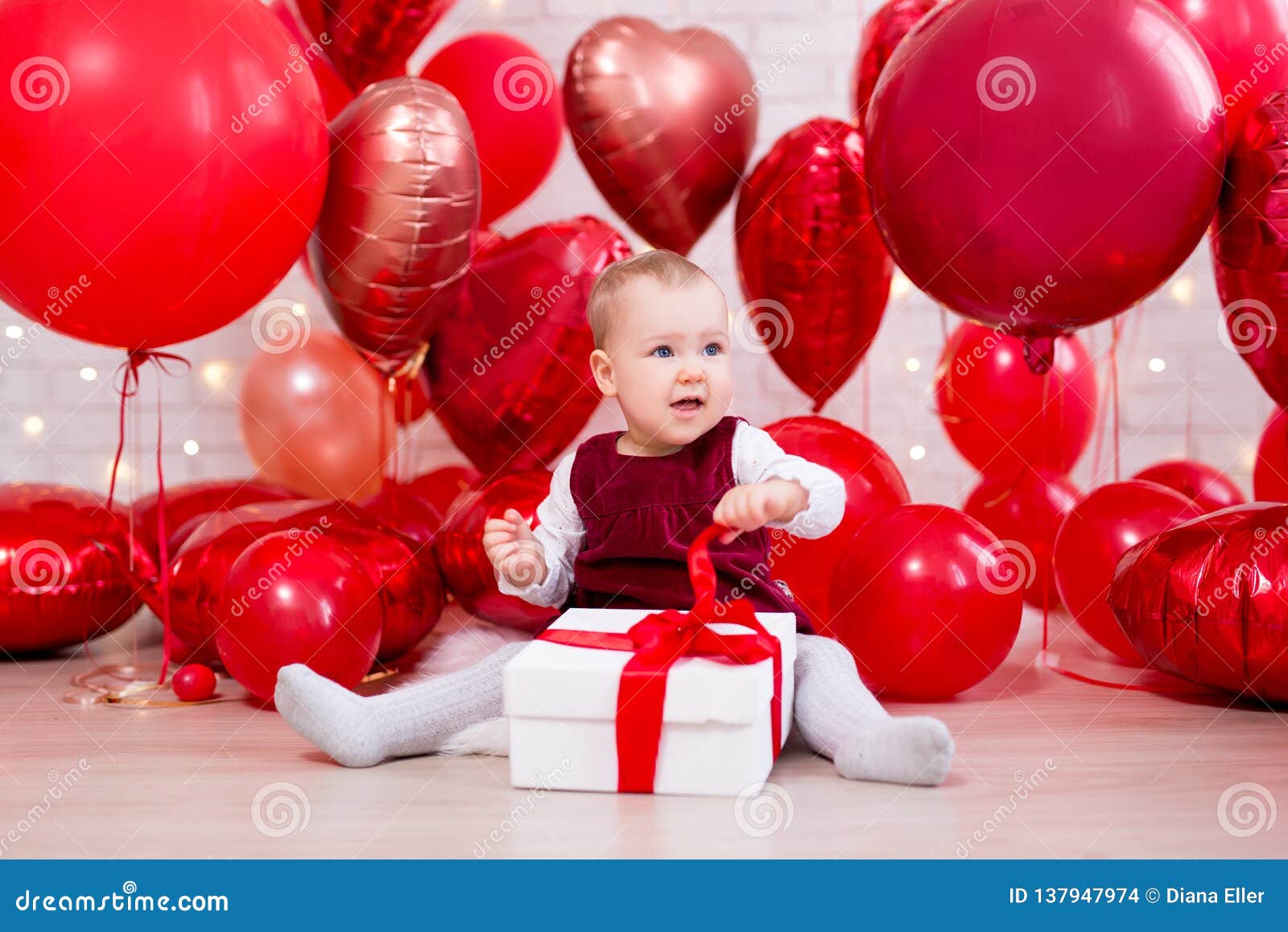 Concept De Saint-Valentin - Petit Boîte-cadeau Mignon D'ouverture De Bébé  Au-dessus De Fond Rouge De Ballons Photo stock - Image du jour, coeur:  137947974