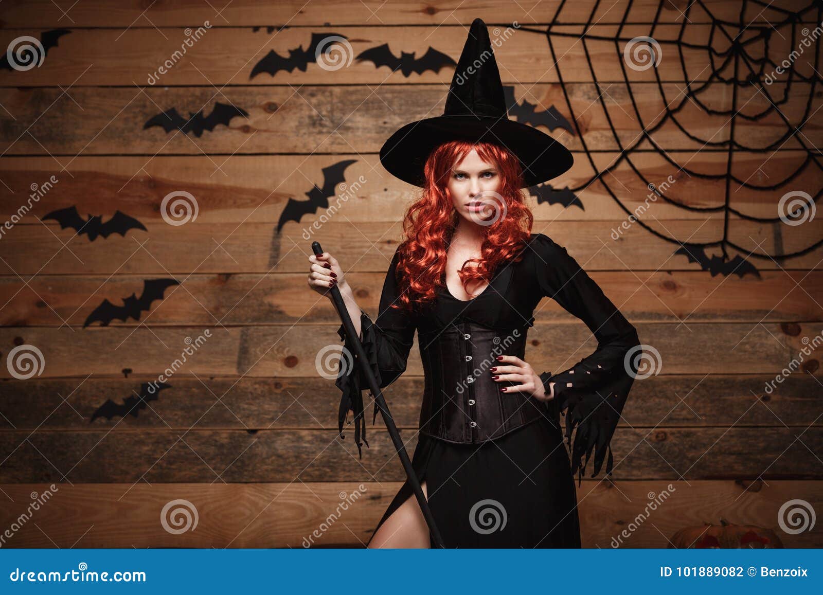 Sorcière D'Halloween Avec Baguette Magique. Belle Jeune Femme Surprise En  Chapeau De Sorcières Et Costume .. Grand Design D'art Fête Halloween Banque  D'Images et Photos Libres De Droits. Image 88166078