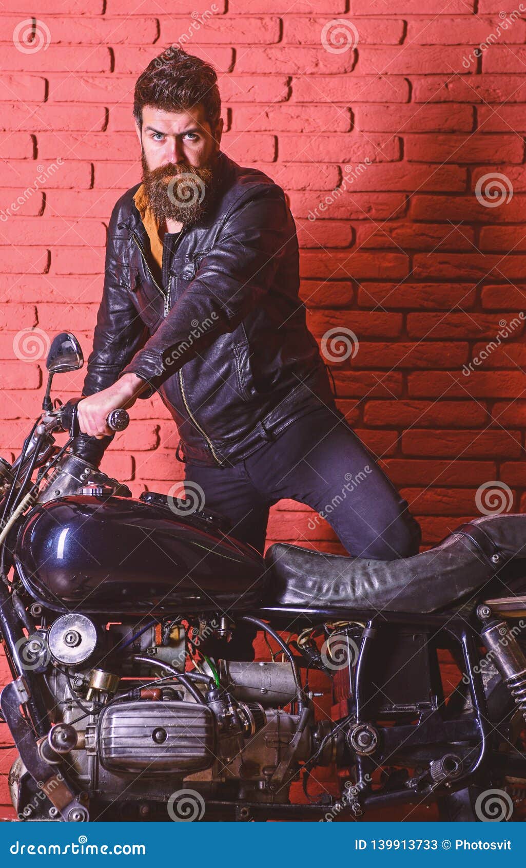 Concept Masculin De Passion Le Hippie, Motard Brutal Sur Le Visage Sérieux  Dans La Veste En Cuir Monte Dans La Moto Homme Avec La Image stock - Image  du motocyclette, pars: 139913733