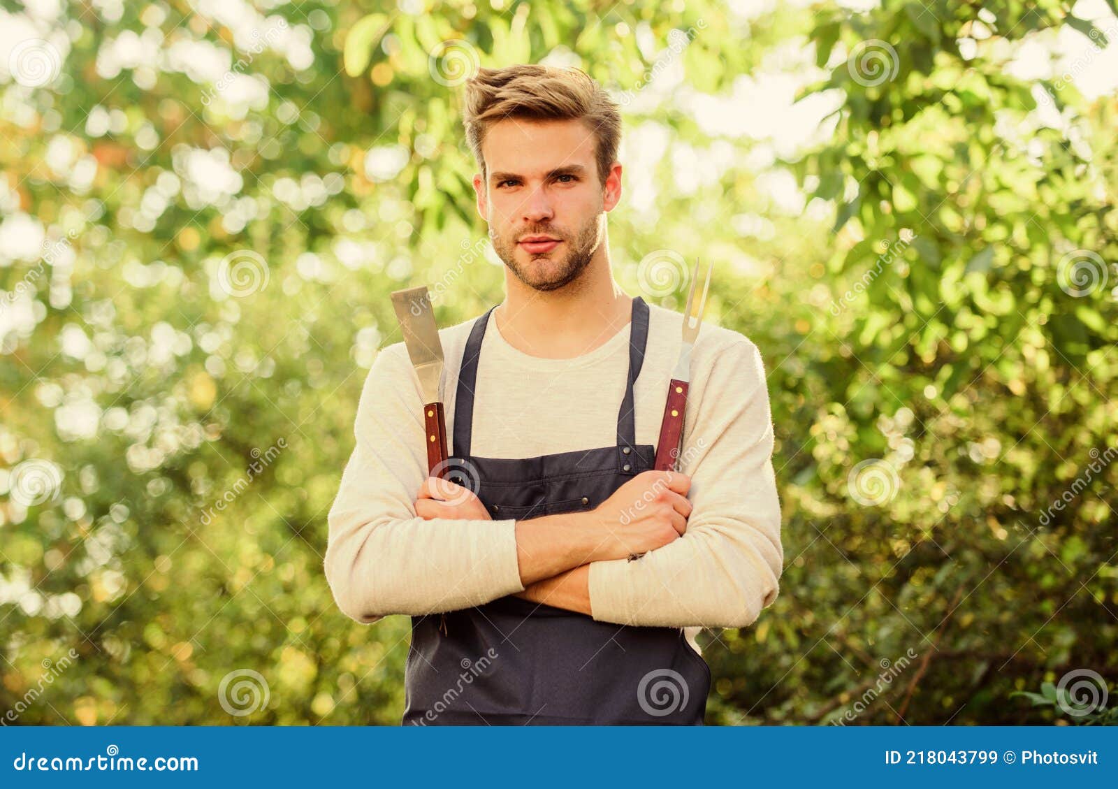 Outils Pour Rôtir De La Viande à L'extérieur Soirée Barbecue Dans Le Jardin  Repas Sain Recette Gril Concept De Pique-nique Méthodes De Grillade Concept  De Barbecue Beau Mec Cuisinant Des Aliments L'homme