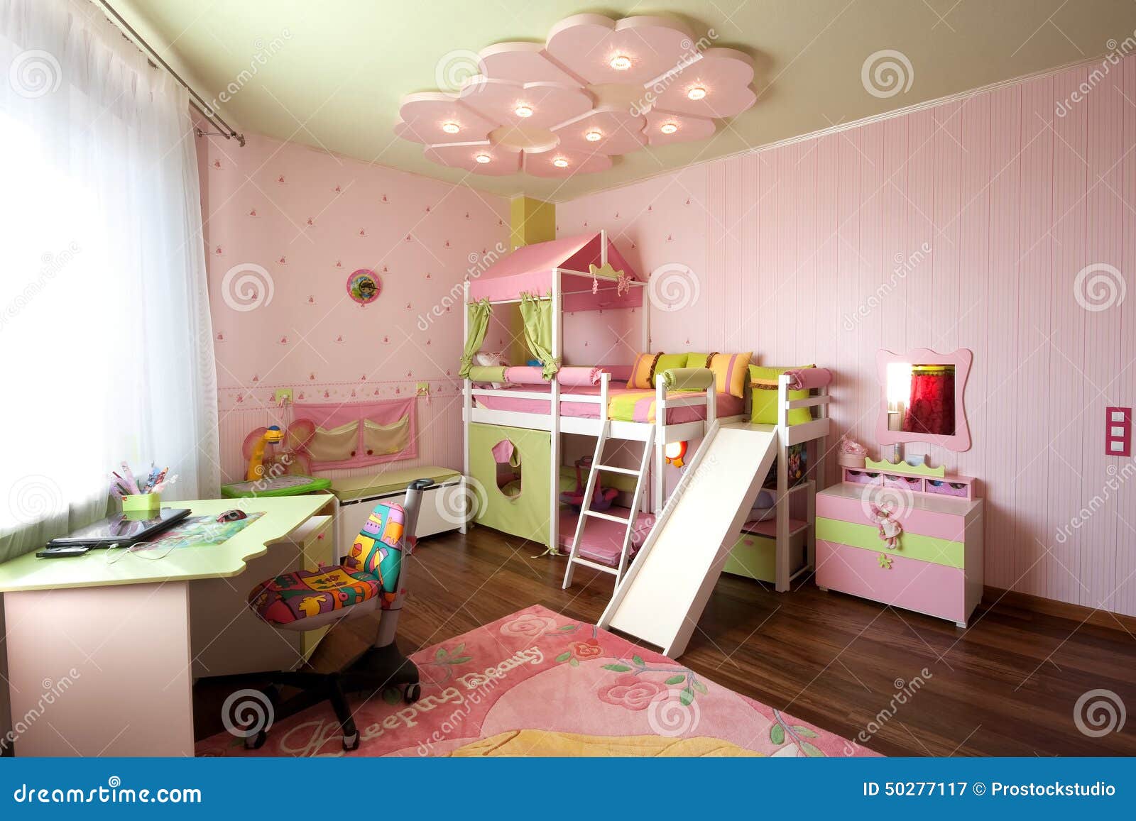 Intérieur romantique de chambre à coucher principale avec la plate ...