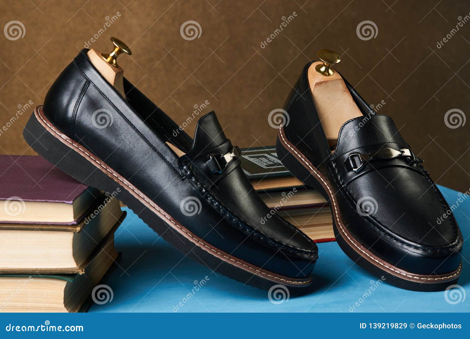 instructor Amplia gama morir Concepto Con Los Zapatos De Cuero Negros Para Hombre, Primer De La  Educación Del Negocio Imagen de archivo - Imagen de hombre, oficina:  139219829