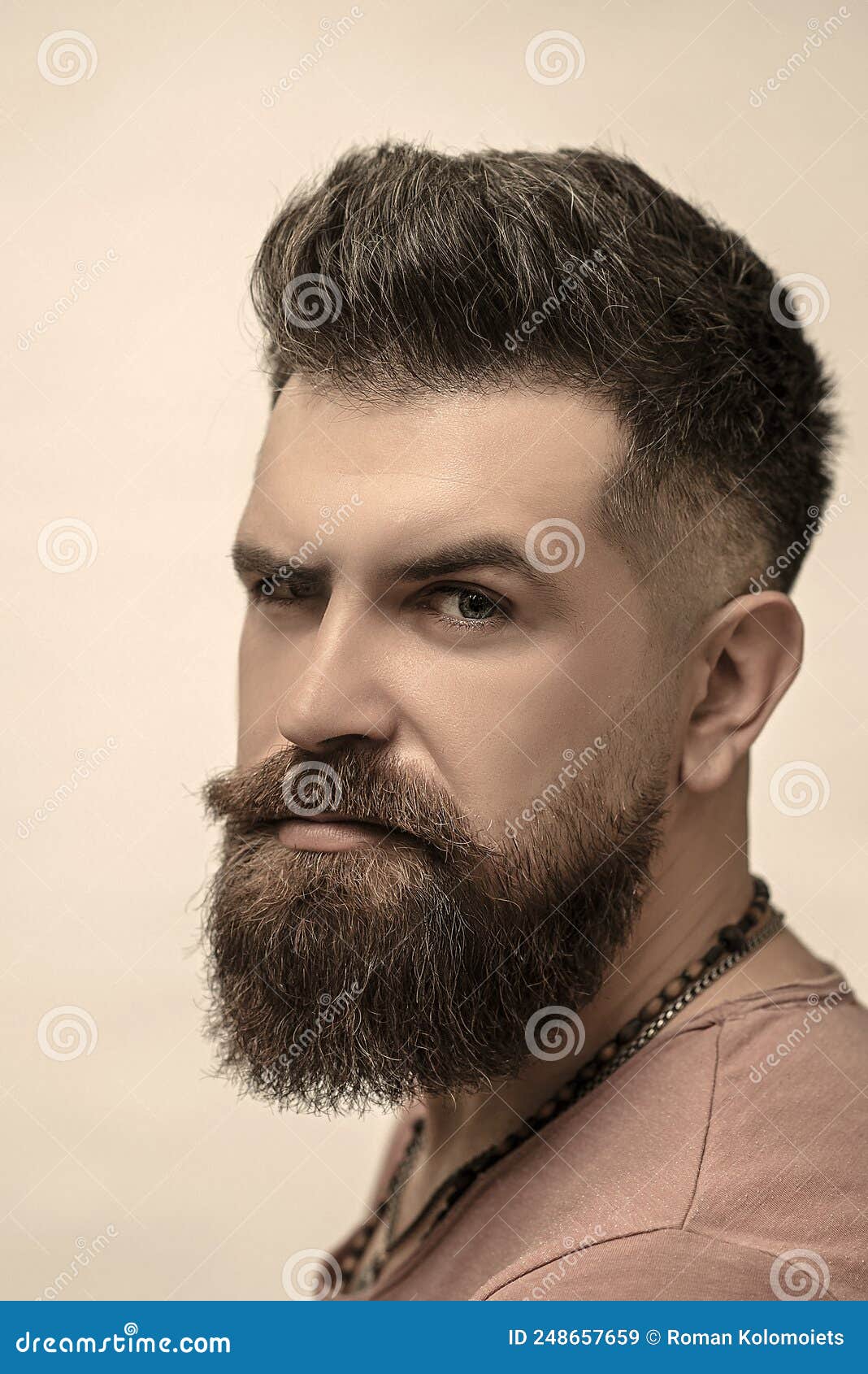Peluquero tatuado recortando al hombre barbudo con máquina de afeitar en la  barbería proceso de peinado primer plano de un peluquero cortando la barba  de un hombre barbudo