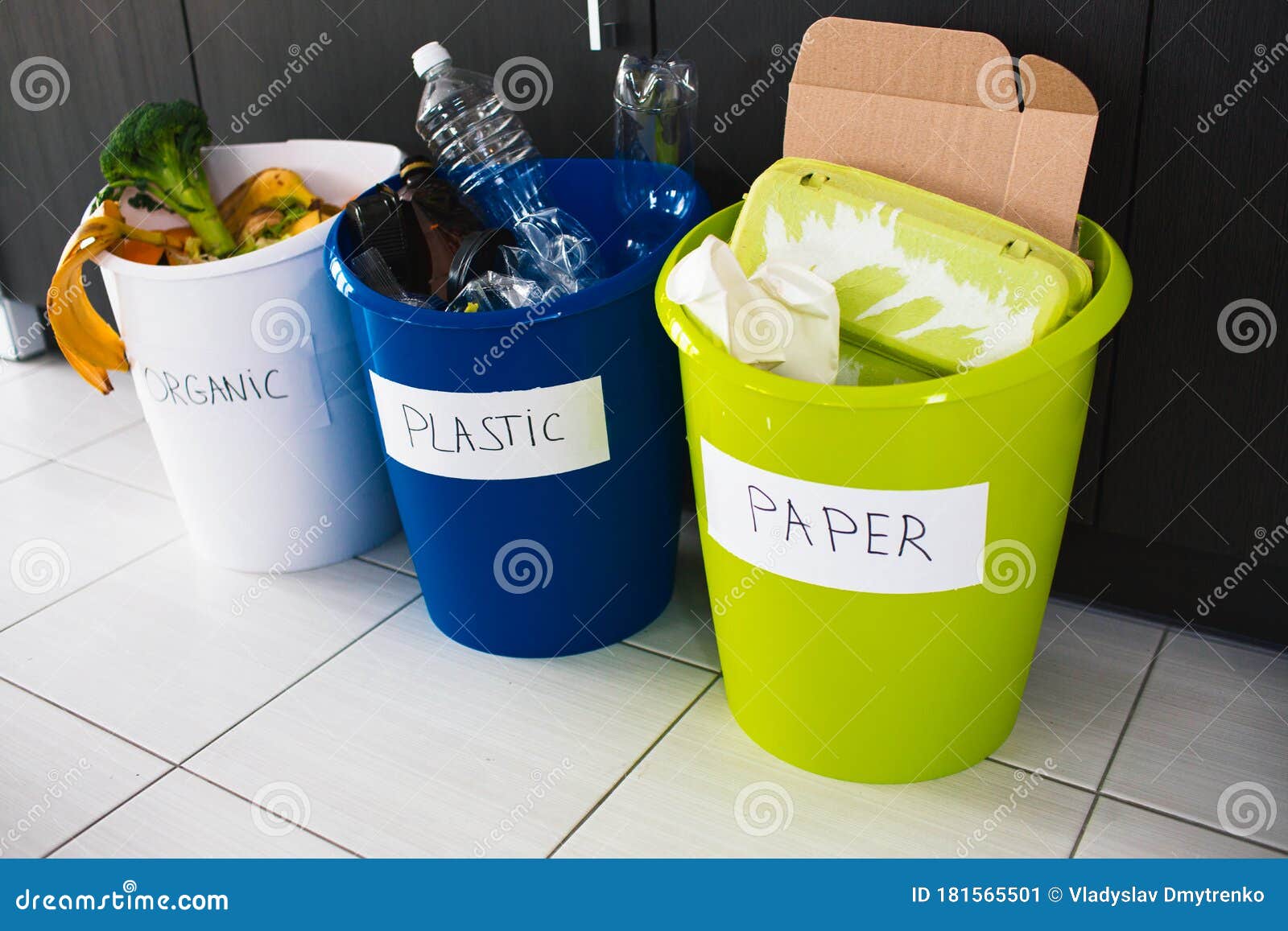 Basurero de cocina, sistema de clasificación de residuos, con múltiples  cubos de basura dispuestos verticalmente que ahorran espacio, tipo pedal,  con