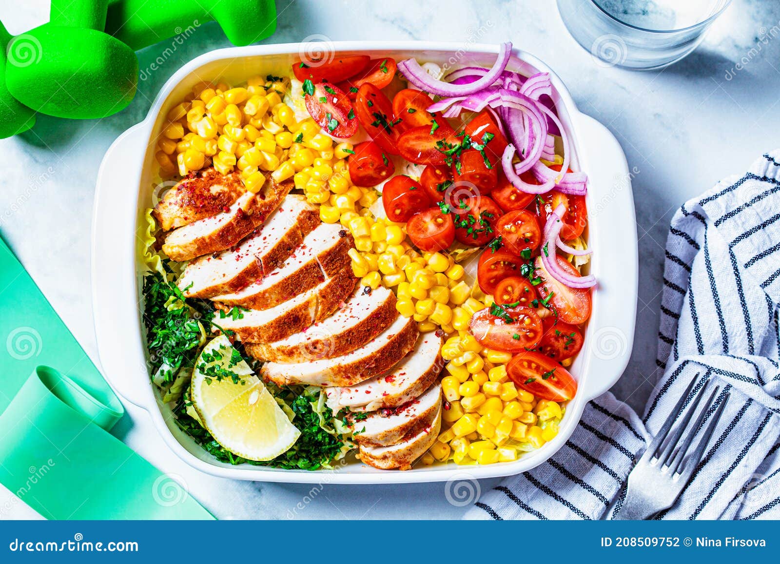 https://thumbs.dreamstime.com/z/concepto-de-comida-fitness-ensalada-pollo-con-verduras-y-material-deportivo-sobre-un-fondo-m%C3%A1rmol-blanco-en-plato-herramientas-208509752.jpg