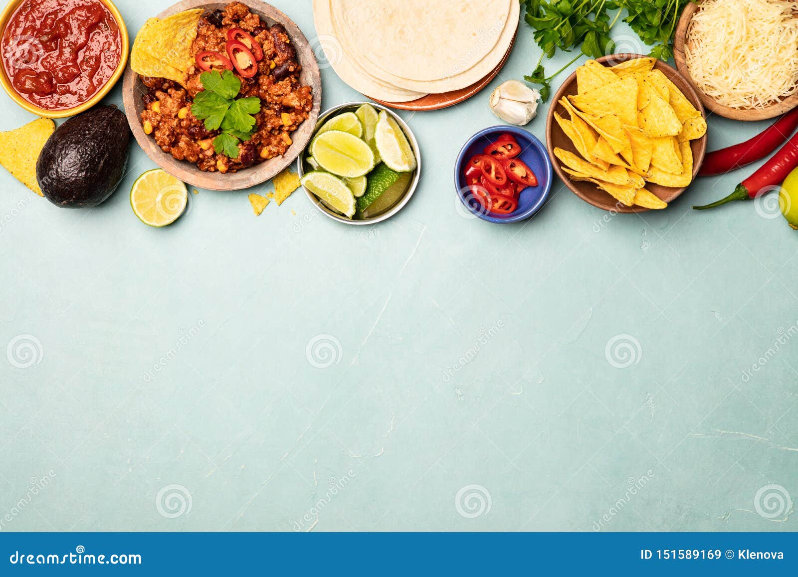 Concepto De Comida Mexicana, Fondo Azul, Endecha Plana Imagen de archivo -  Imagen de ingrediente, cilantro: 151589169