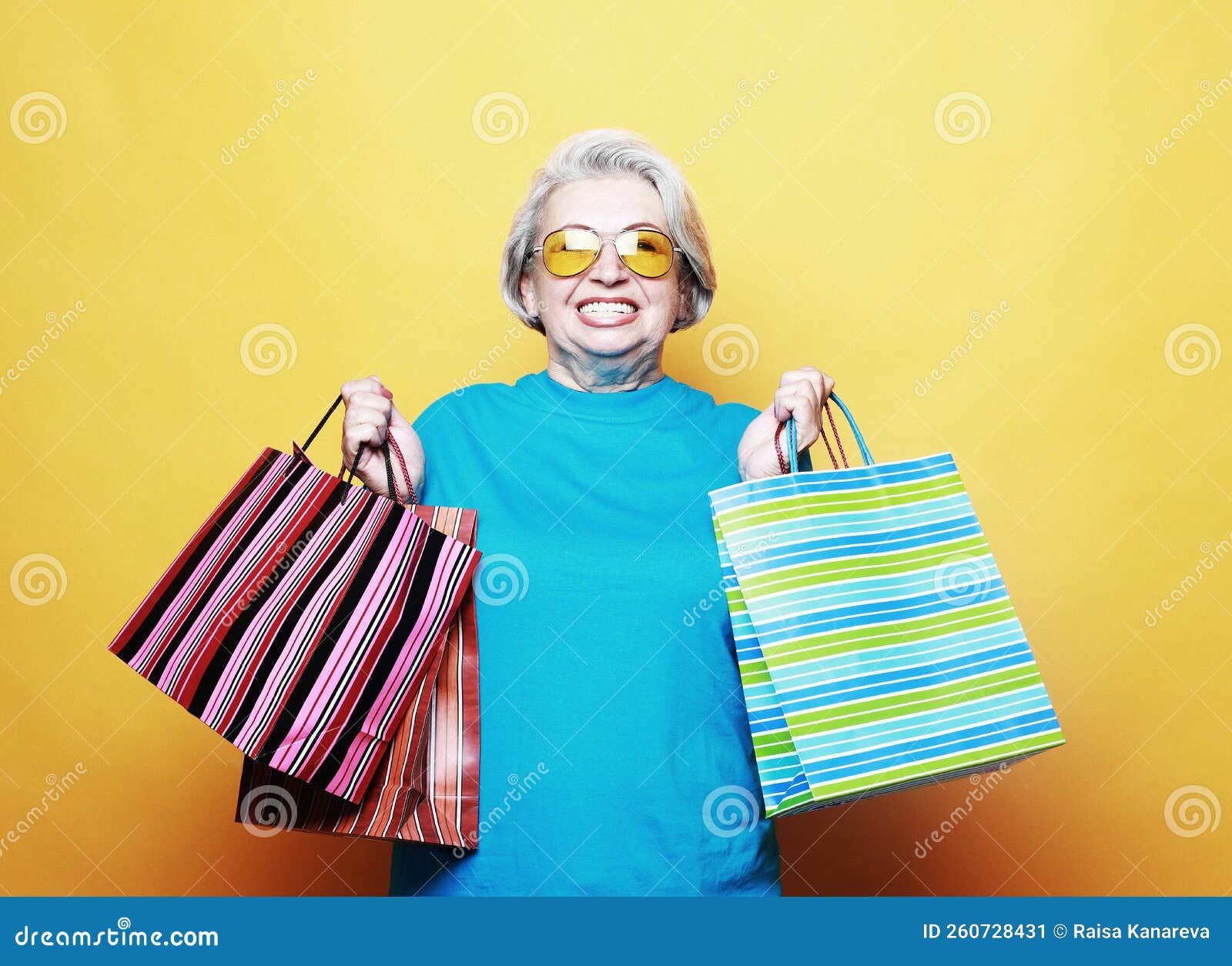 Concepto De Compra De Estilos De Vida Y Personas De Edad Mujer Feliz Y Madura Con Bolsas De 2899