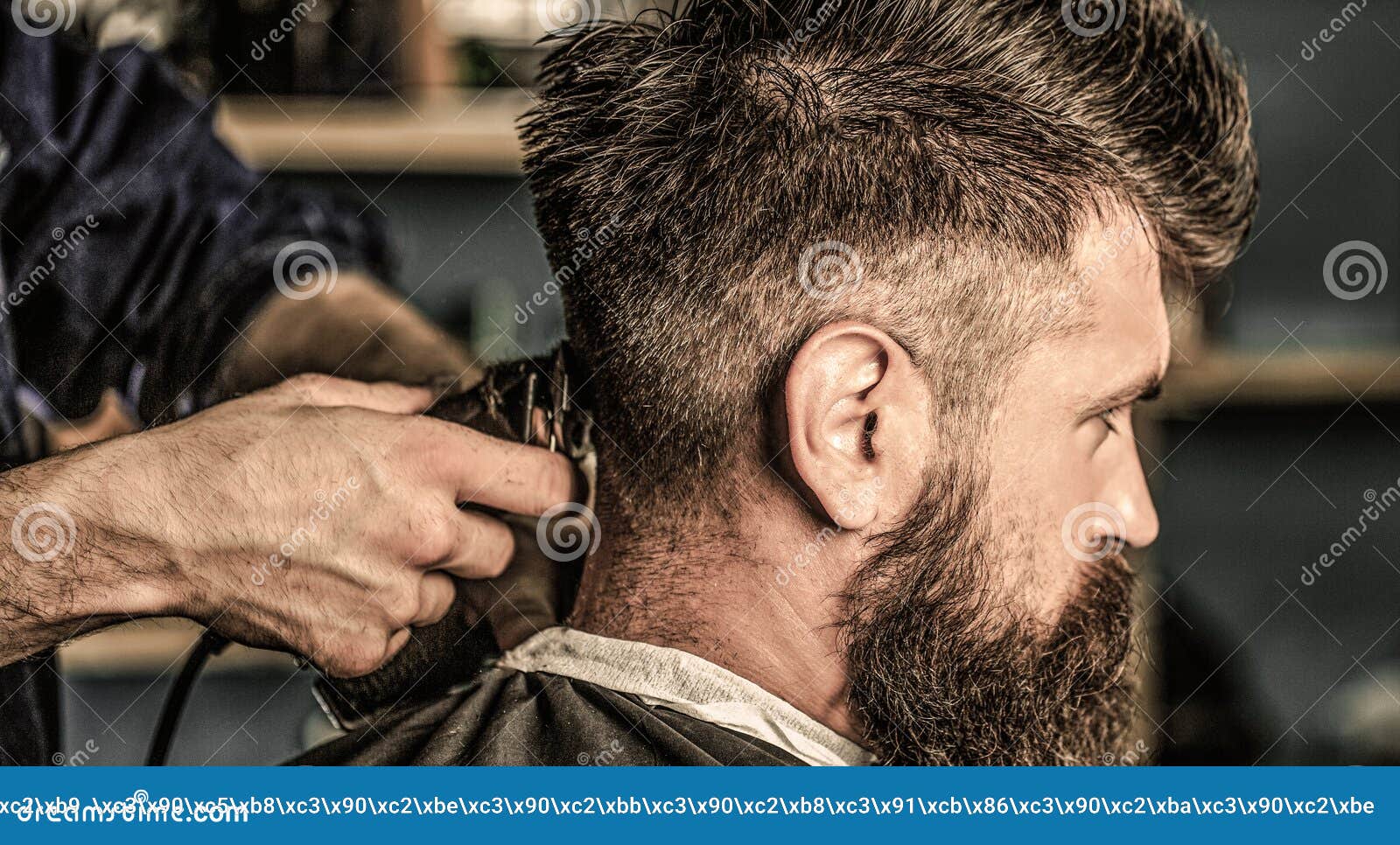 Concepto De Corte De Pelo Hombre Visitando Un Peluquero En Una Barbería  Barber Trabaja Con El Escalador De Pelo Hipster, El Clien Imagen de archivo  - Imagen de masculino, fondo: 197198477