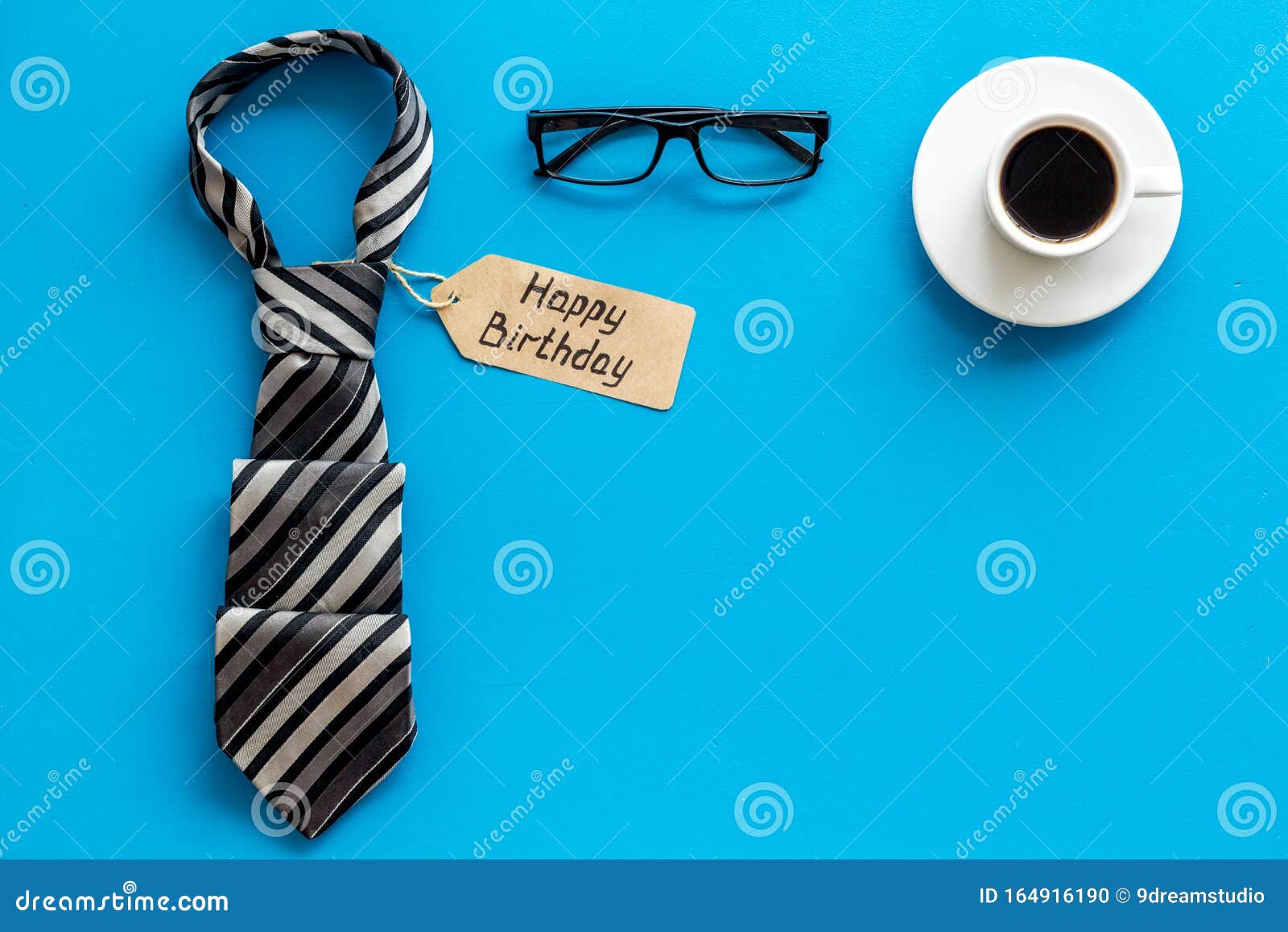 Concepto De Cumpleaños Del Hombre Feliz Texto De Cumpleaños Cerca De La Corbata Masculina, Los Vasos, El Café En El Fondo Azul En Foto de archivo - Imagen de tapa, anuncio: 164916190 Concepto De Cumpleaños Del Hombre Feliz Texto De Cumpleaños Cerca De La Corbata Masculina, Los Vasos, El Café En El Fondo Azul En Foto de archivo - Imagen de tapa, anuncio: 164916190