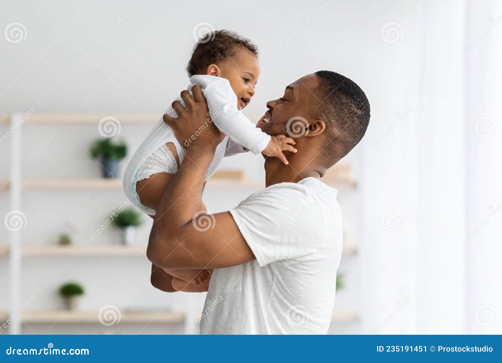 Concepto De Día Del Padre. Amoroso Joven Papá Negro Levantando Bebé Lindo  Imagen de archivo - Imagen de gente, infante: 235191451