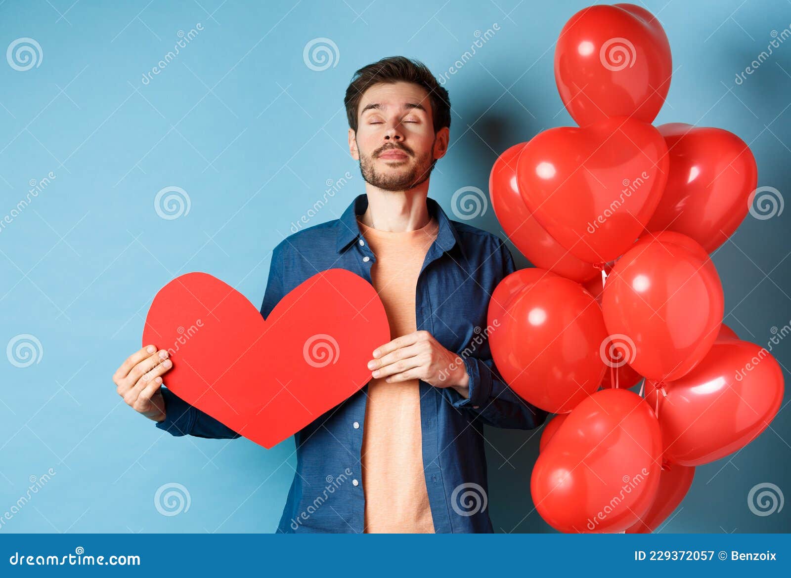 Día De San Valentín Hombre Guapo Y Romántico Sosteniendo Un Gran