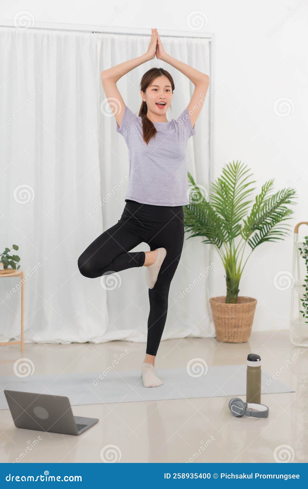 Concepto De Ejercicio De Yoga Mujer Asiática De Pie a Hacer En Posición De  árbol Y Ver El Tutorial De Yoga En Línea Foto de archivo - Imagen de sano,  deporte: 258935400