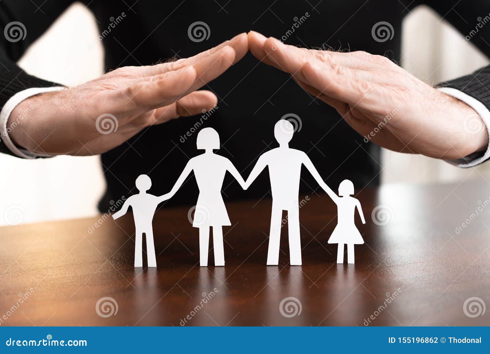 Concepto De Familia Asegurada Foto De Archivo Imagen De Asegurador Mano Concepto De Familia Asegurada Foto De Archivo Imagen De Asegurador Mano