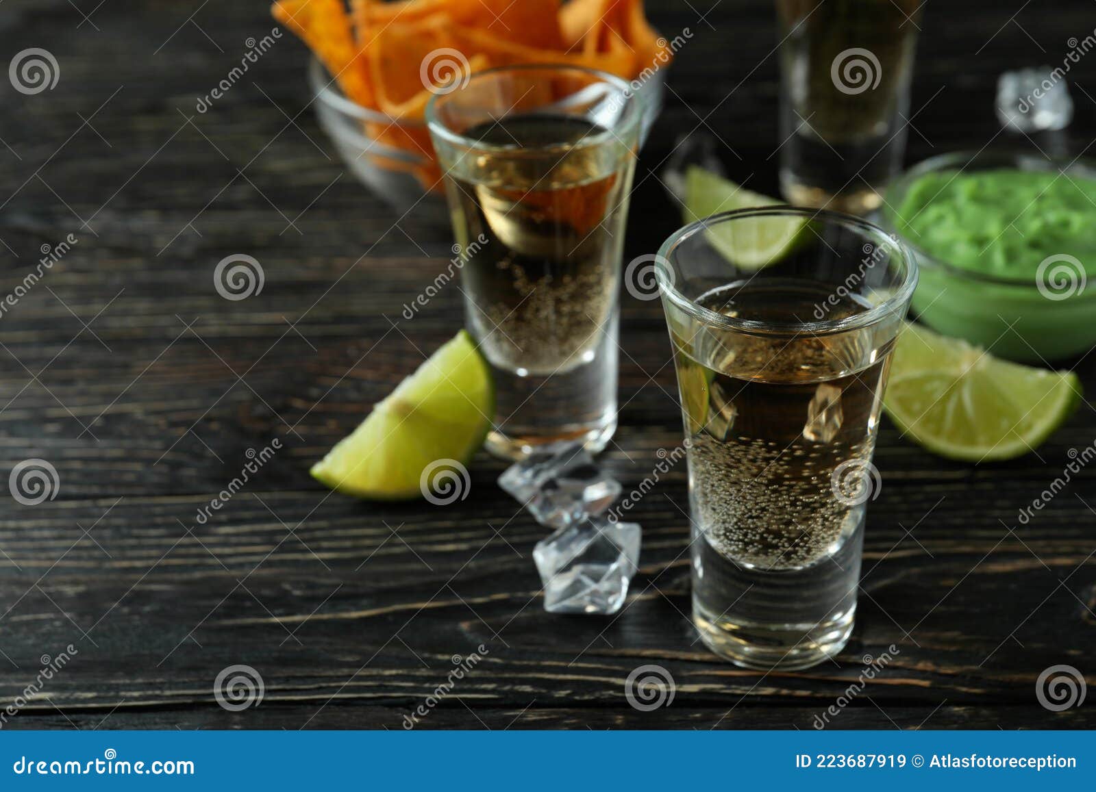 Concepto De Fiesta Con Tequila Guacamole Y Chips Imagen de archivo