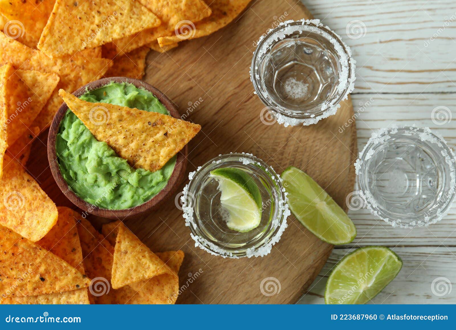 Concepto De Fiesta Con Tequila Guacamole Y Chips Foto de archivo