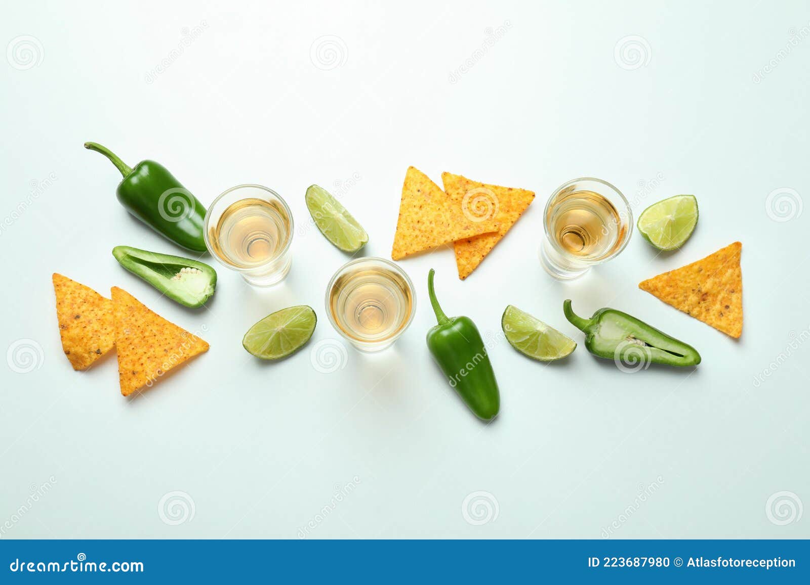 Concepto De Fiesta Con Tequila Guacamole Y Chips Foto de archivo