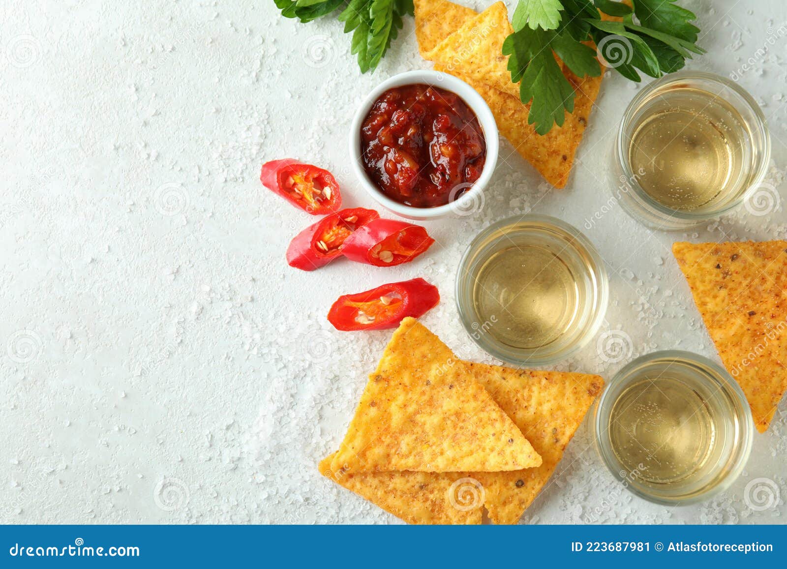 Concepto De Fiesta Con Tequila Guacamole Y Chips Imagen de archivo