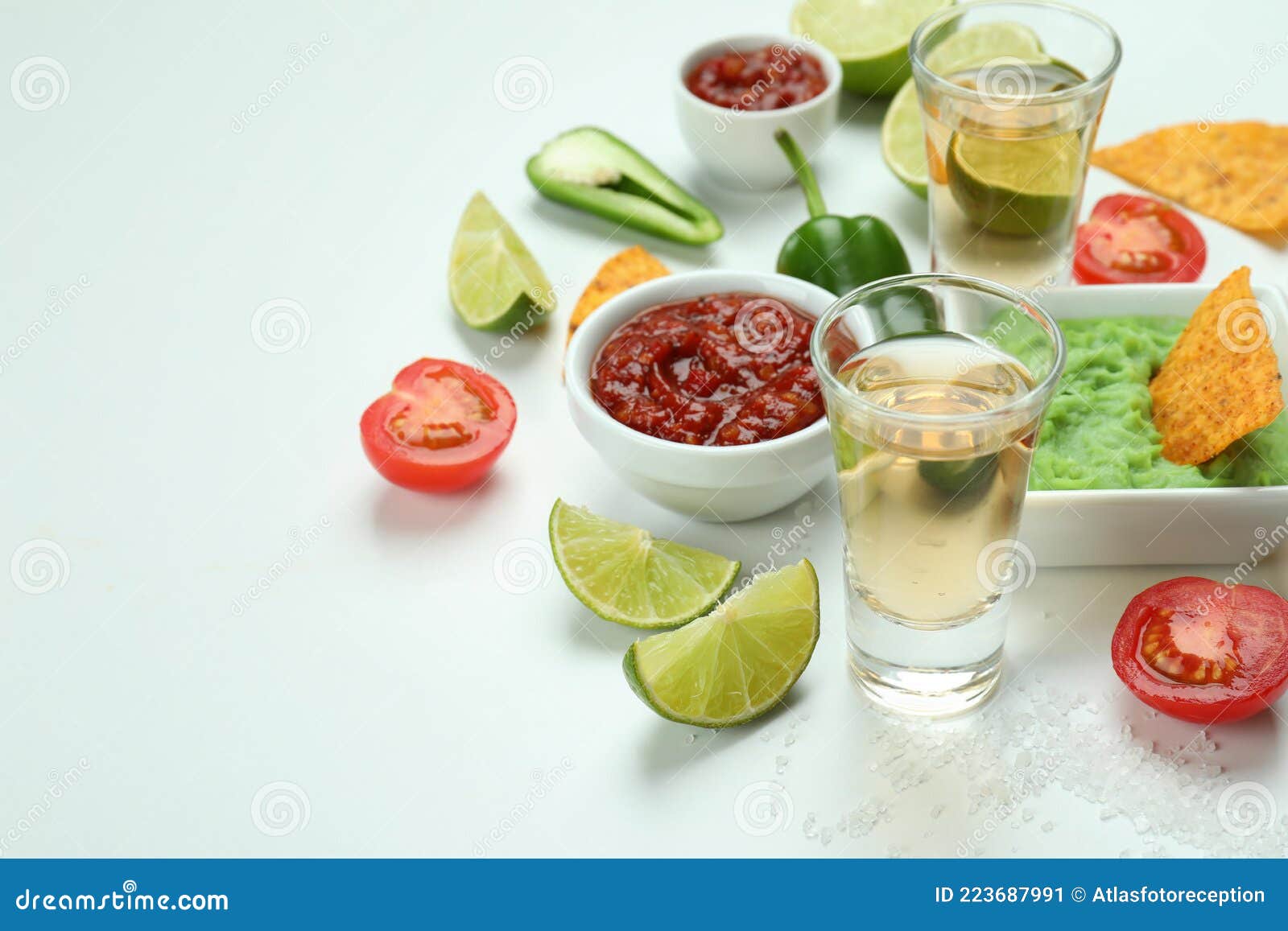 Concepto De Fiesta Con Tequila Guacamole Y Chips Imagen de archivo