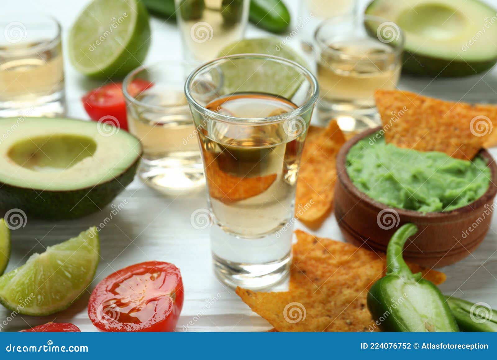 Concepto De Fiesta Con Tequila Guacamole Y Chips Foto de archivo