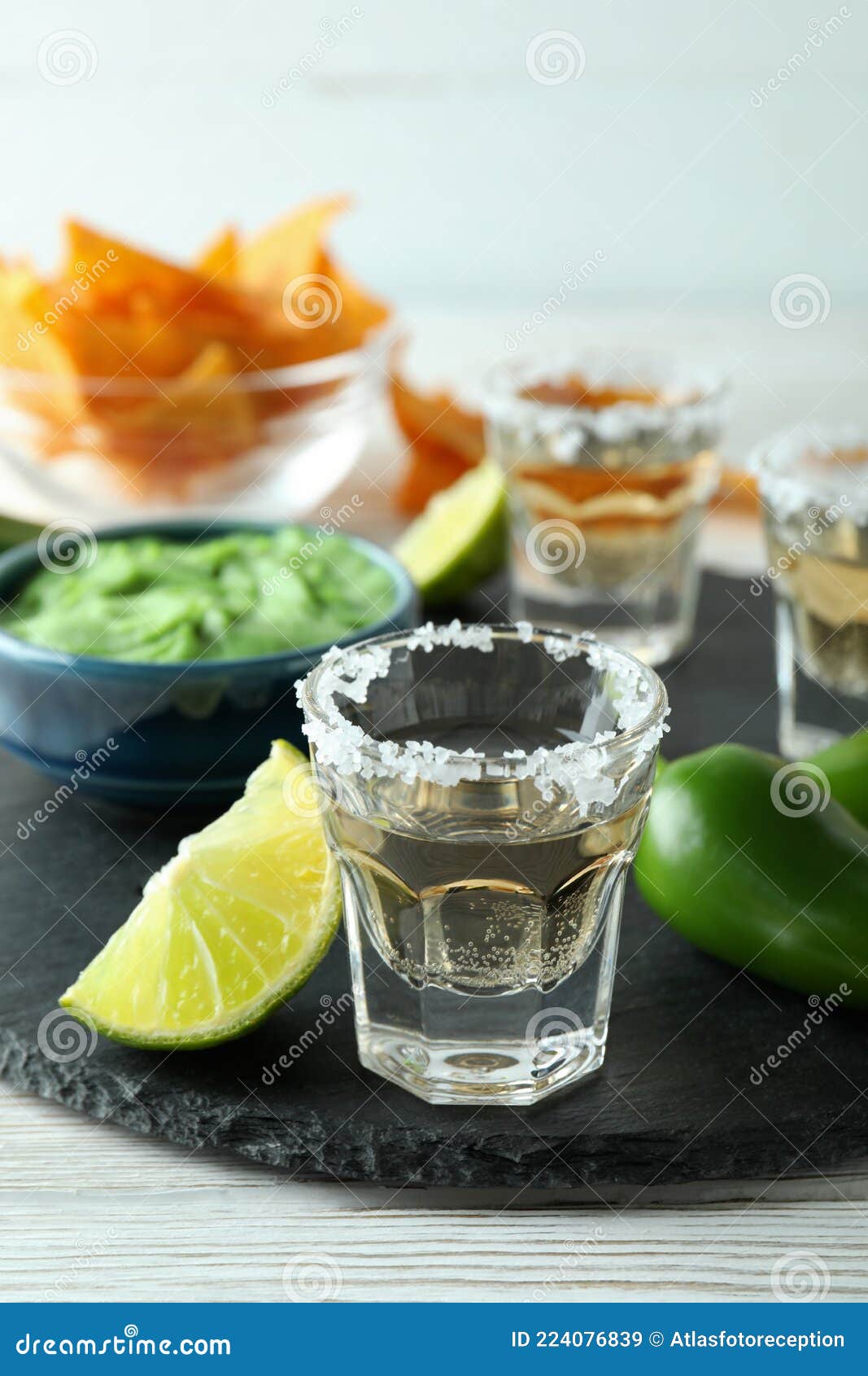 Concepto De Fiesta Con Tequila Guacamole Y Chips Imagen de archivo