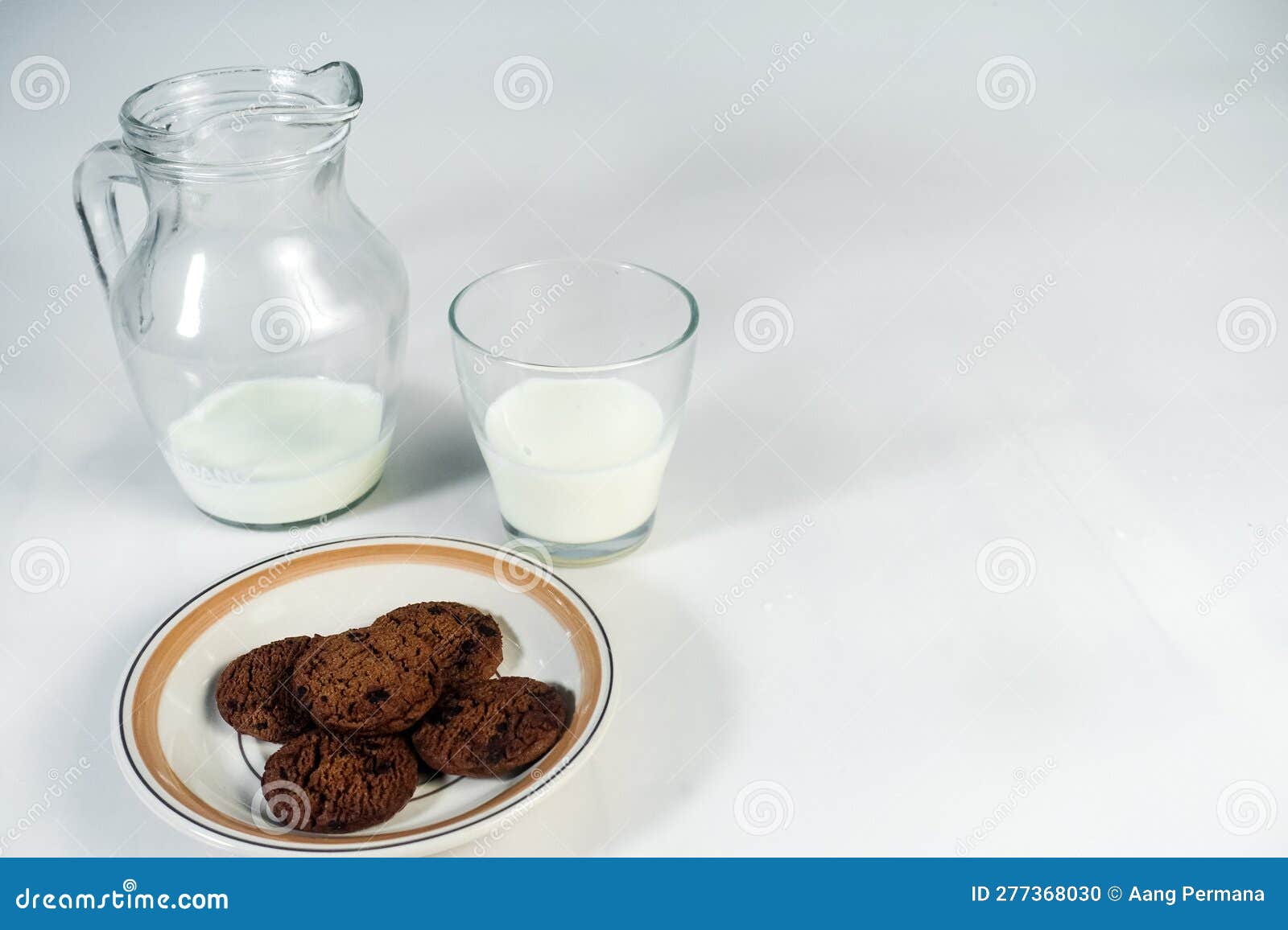 Cierra la jarra de leche. jarra de leche aislado sobre fondo