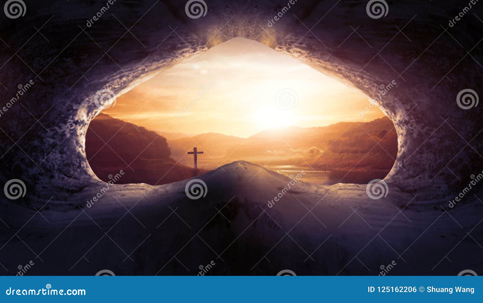 Concepto de Jesus Christ Birth Death Resurrection: Tumba vacía con la crucifixión en la salida del sol. Concepto del día del ambiente mundial: fondo hermoso del papel pintado del prado