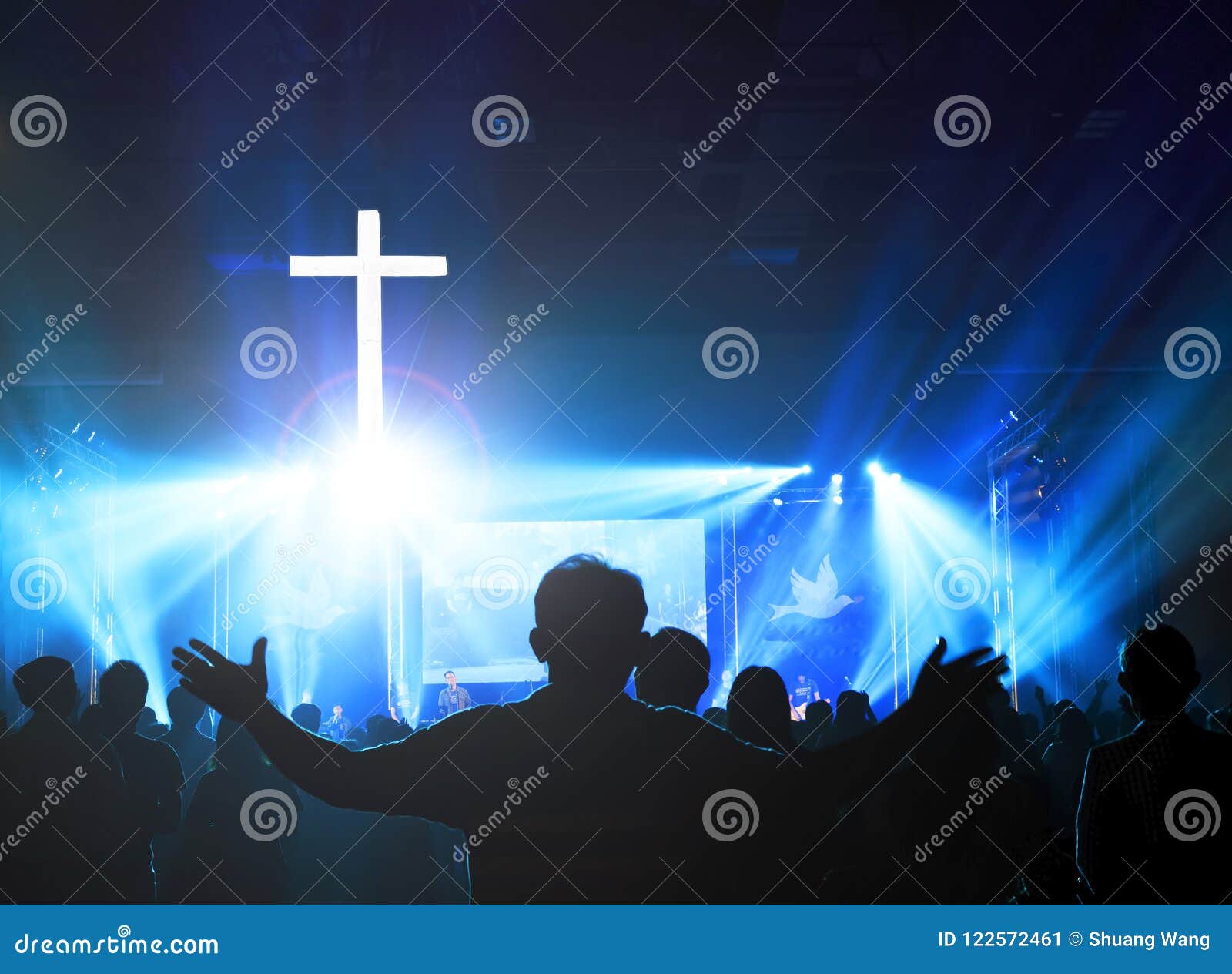 Concepto De La Adoración De La Iglesia: Cristianos Que Aumentan Sus Manos  En Alabanza Y La Adoración En Un Concierto De La Música Imagen de archivo -  Imagen de alabanza, concepto: 122572461