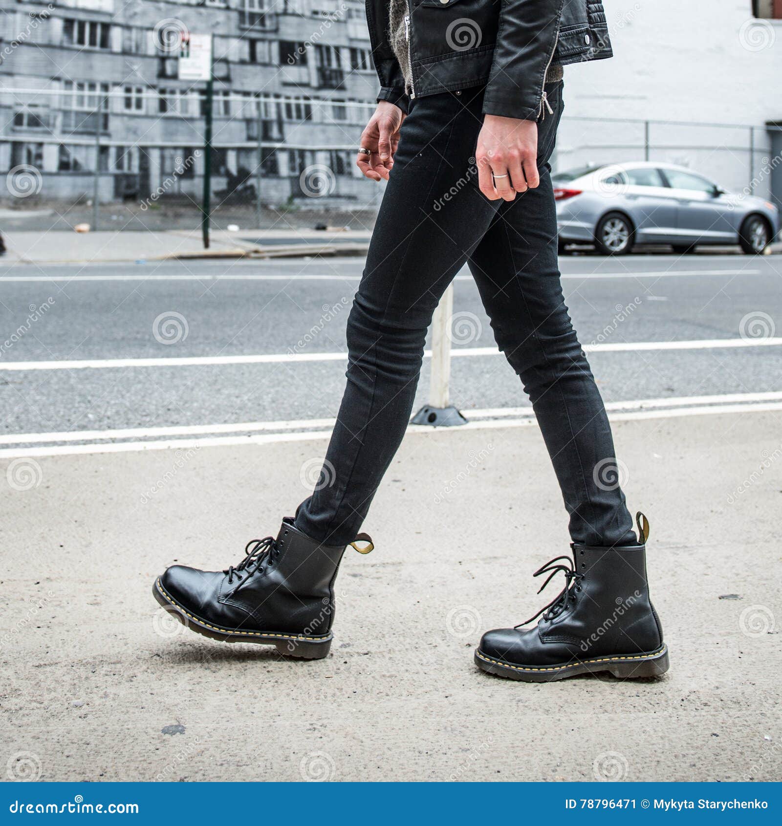 De La Moda De Los Hombres Botas De Cuero Y Paseo Elegantes Del Negro Del Desgaste De Hombre Al Aire Libre â€¨ de archivo - Imagen de manera, cuero: 78796471