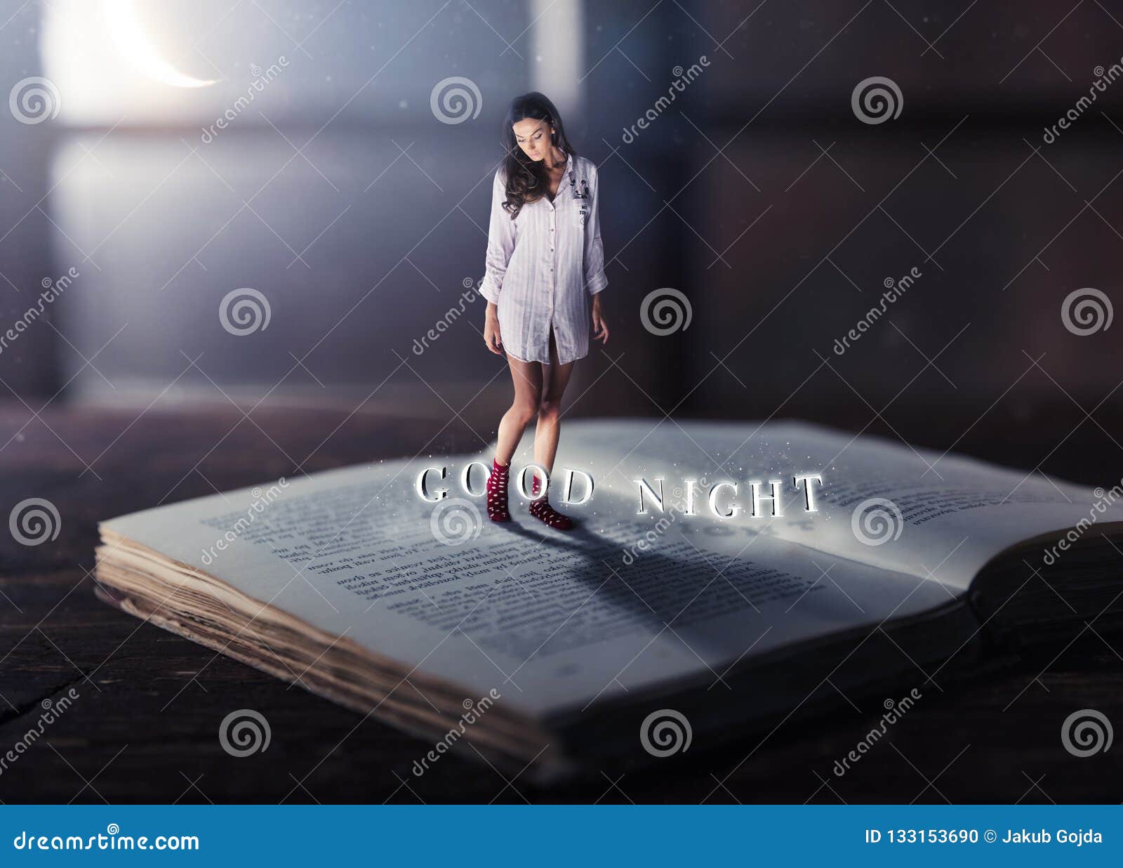 Concepto De Las Buenas Noches Con El Libro De Lectura De La Mujer Joven  Foto de archivo - Imagen de bueno, conceptual: 133153690