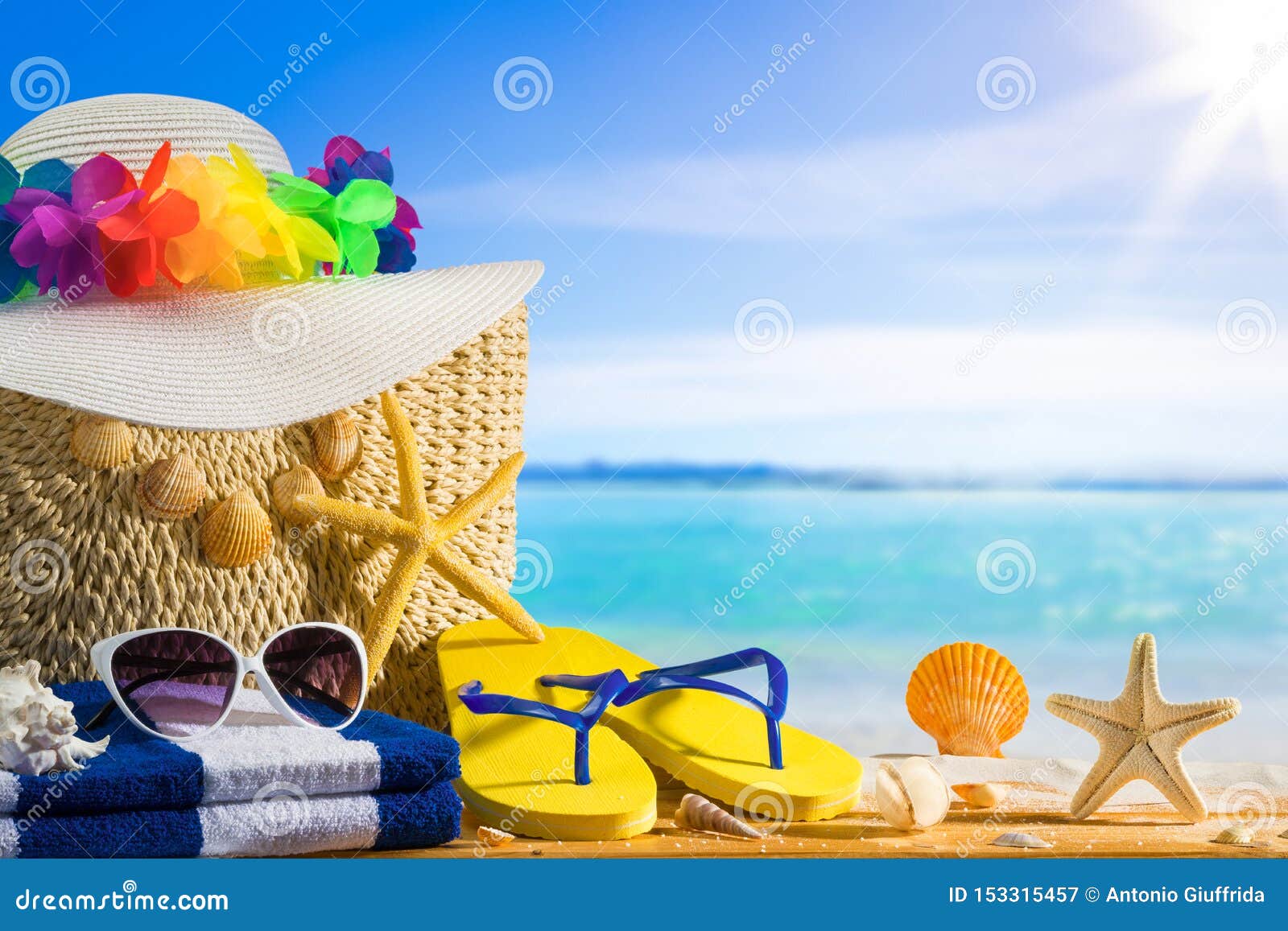 Concepto De Las Vacaciones Verano, Accesorios De La Playa En Blanca Imagen de archivo - Imagen de bandera, 153315457